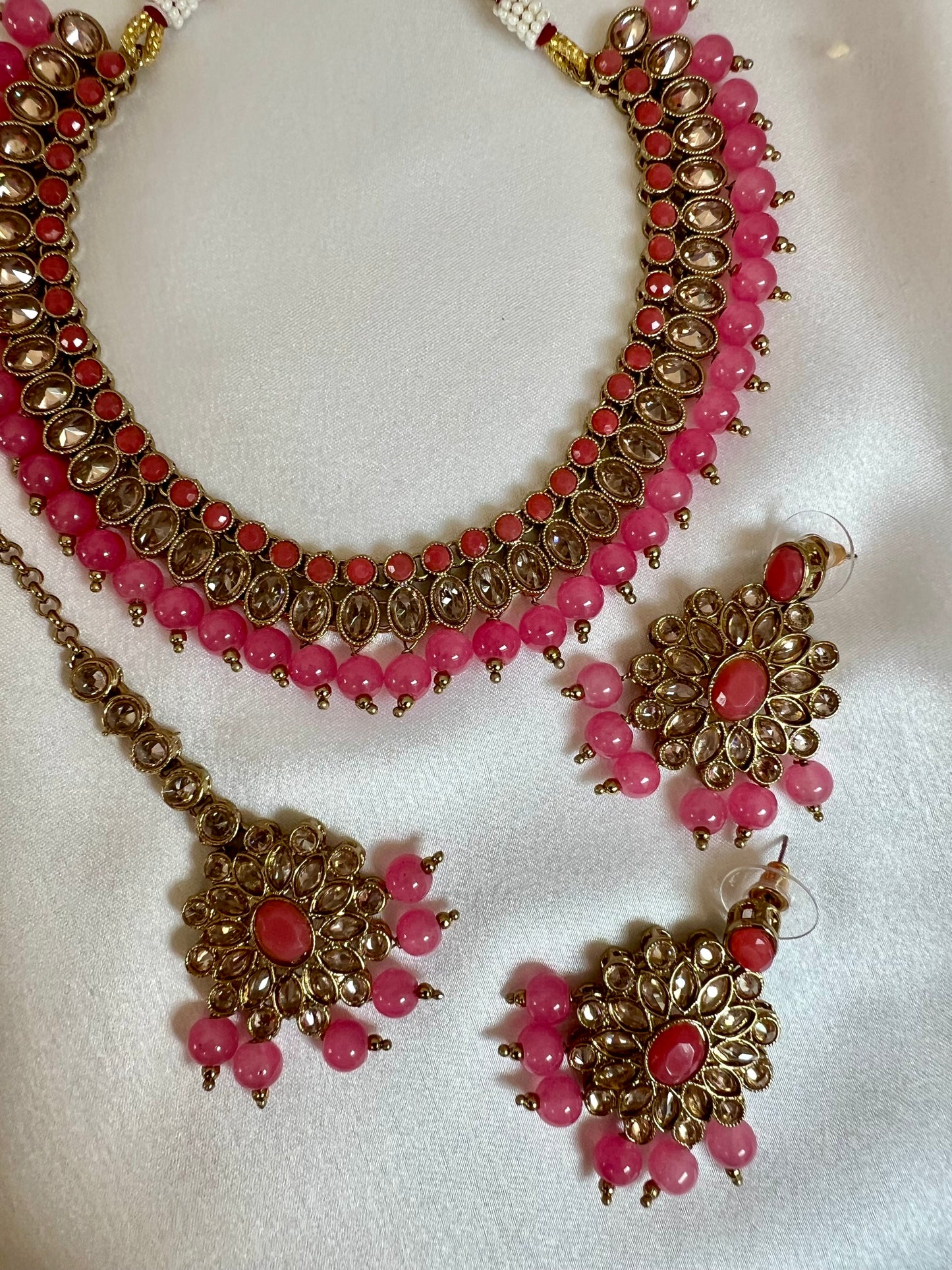 RAKSHITHA - Pink short mehndi plated necklace with matching earrings