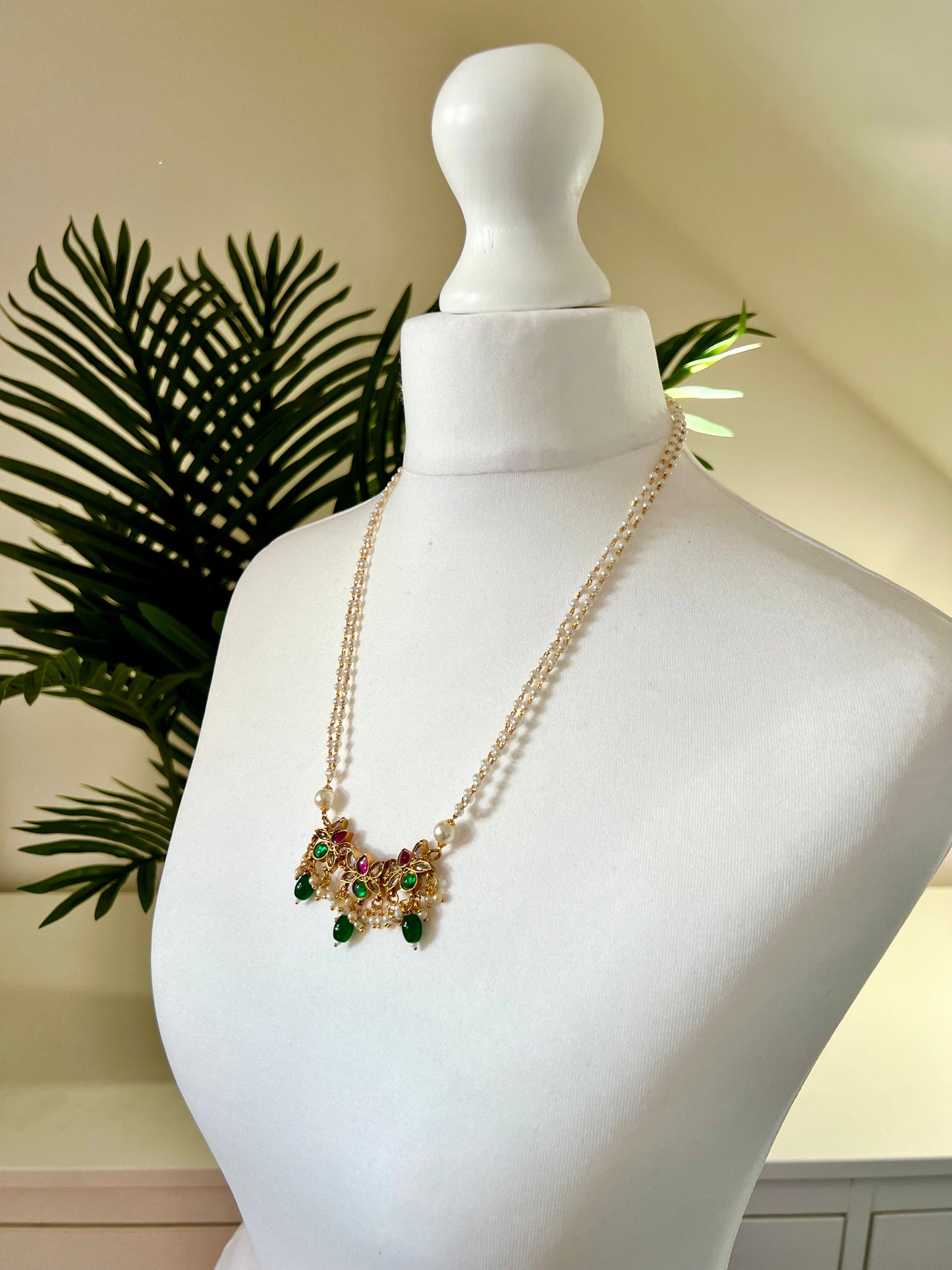 LALI - Short lotus motif necklace in rubygreen with a pearl chain and matching earrings N3009