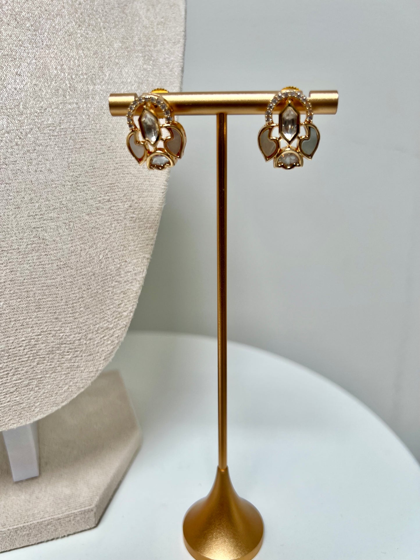 MEELA - Mother of pearl kundan stone choker in rose gold plating, with matching stud earrings N3280