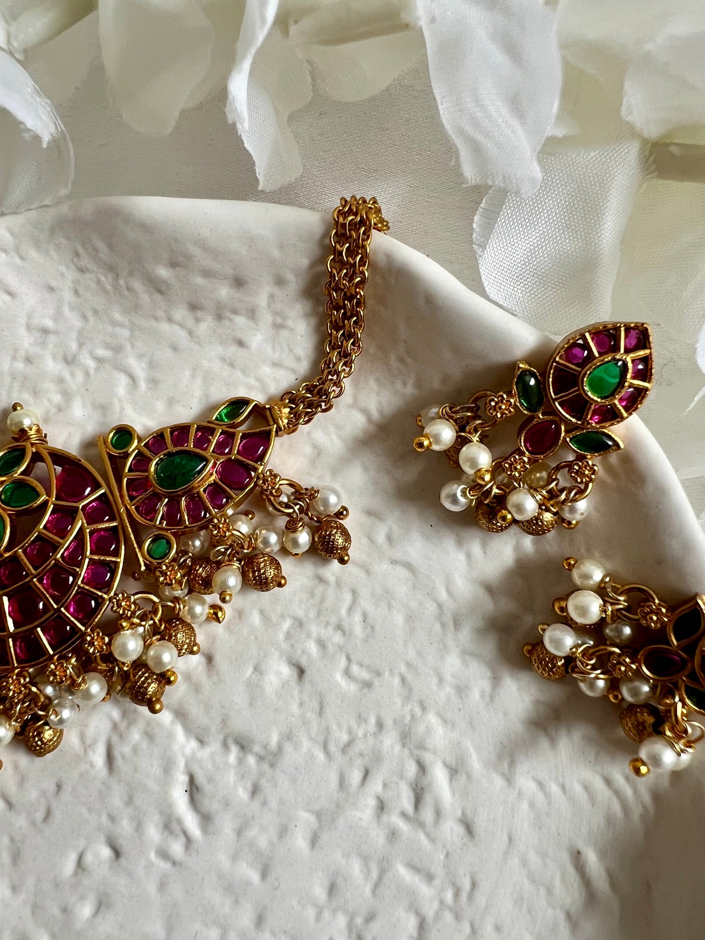 SAISHA - Traditional small kemp half moon choker in rubygreen with small earrings N3112