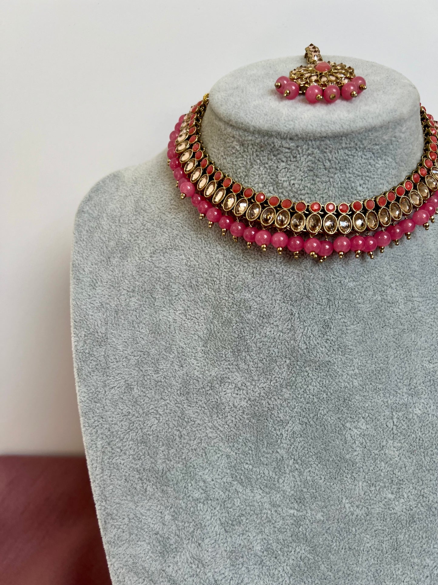 RAKSHITHA - Pink short mehndi plated necklace with matching earrings