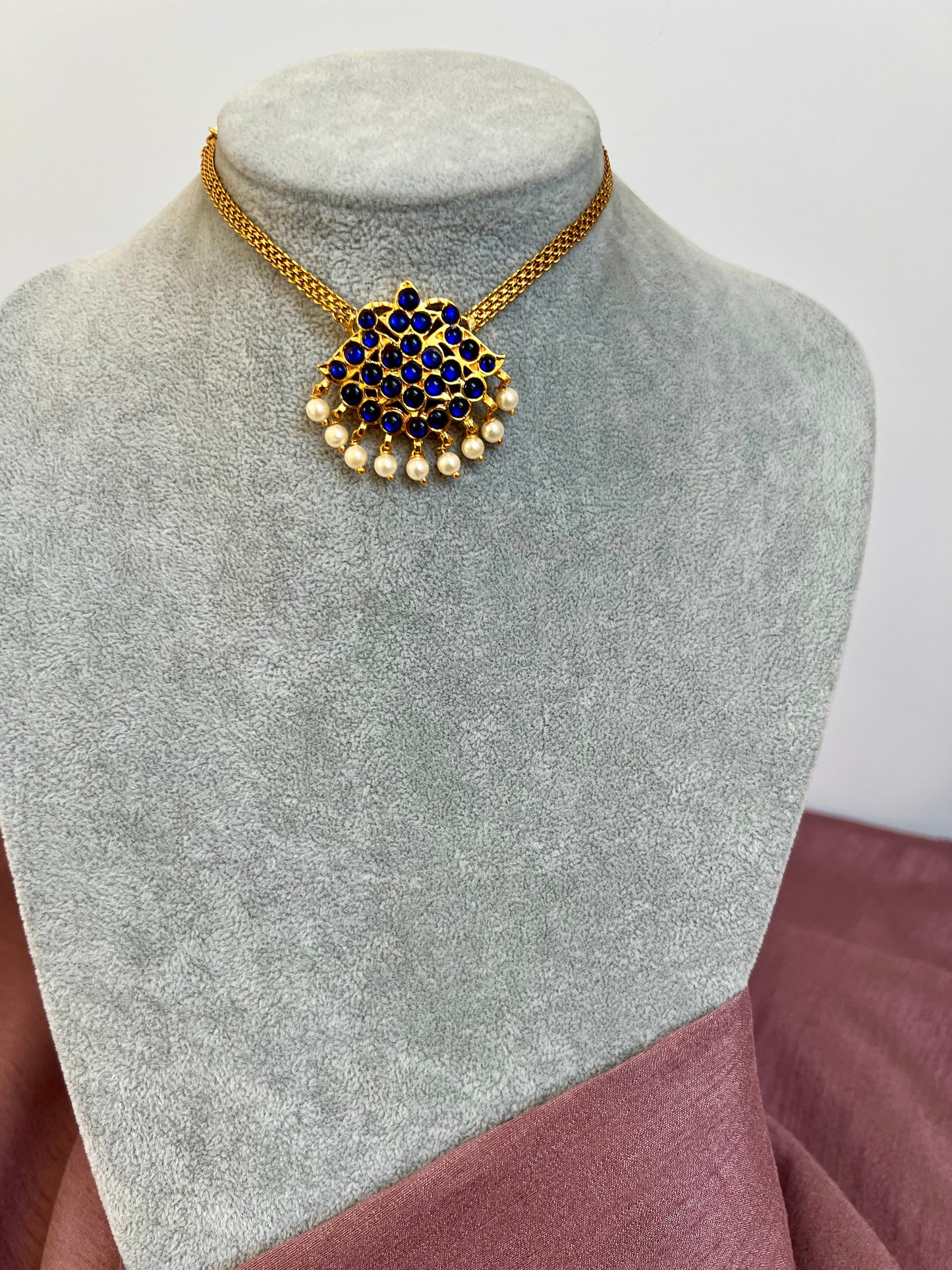 NITYA - Short kemp stone golden choker in rubygreen, green and blue with matching earrings N3122