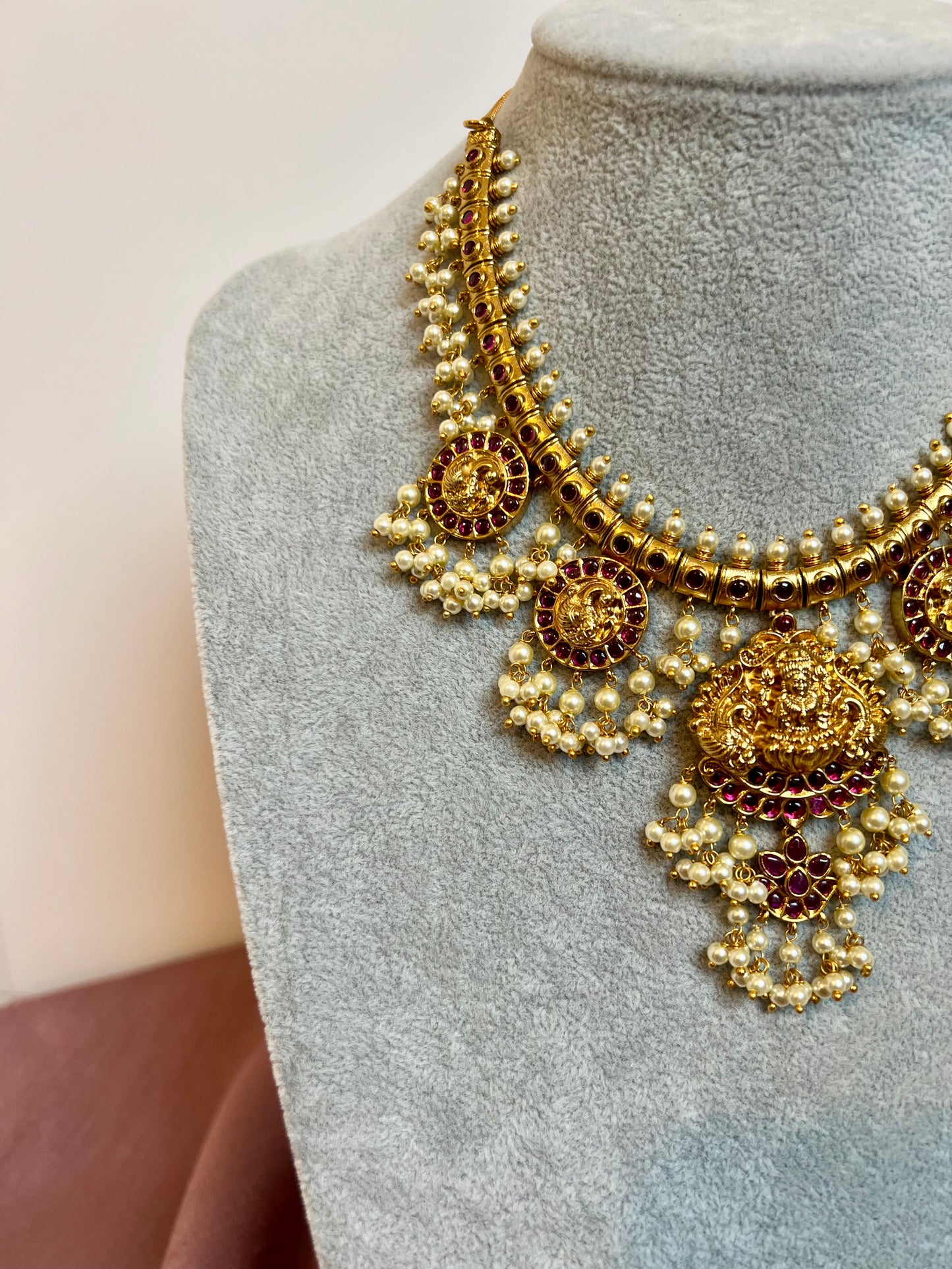 VINOTHINY - High neck temple pearl golden necklace in ruby with matching flat earrings N3193