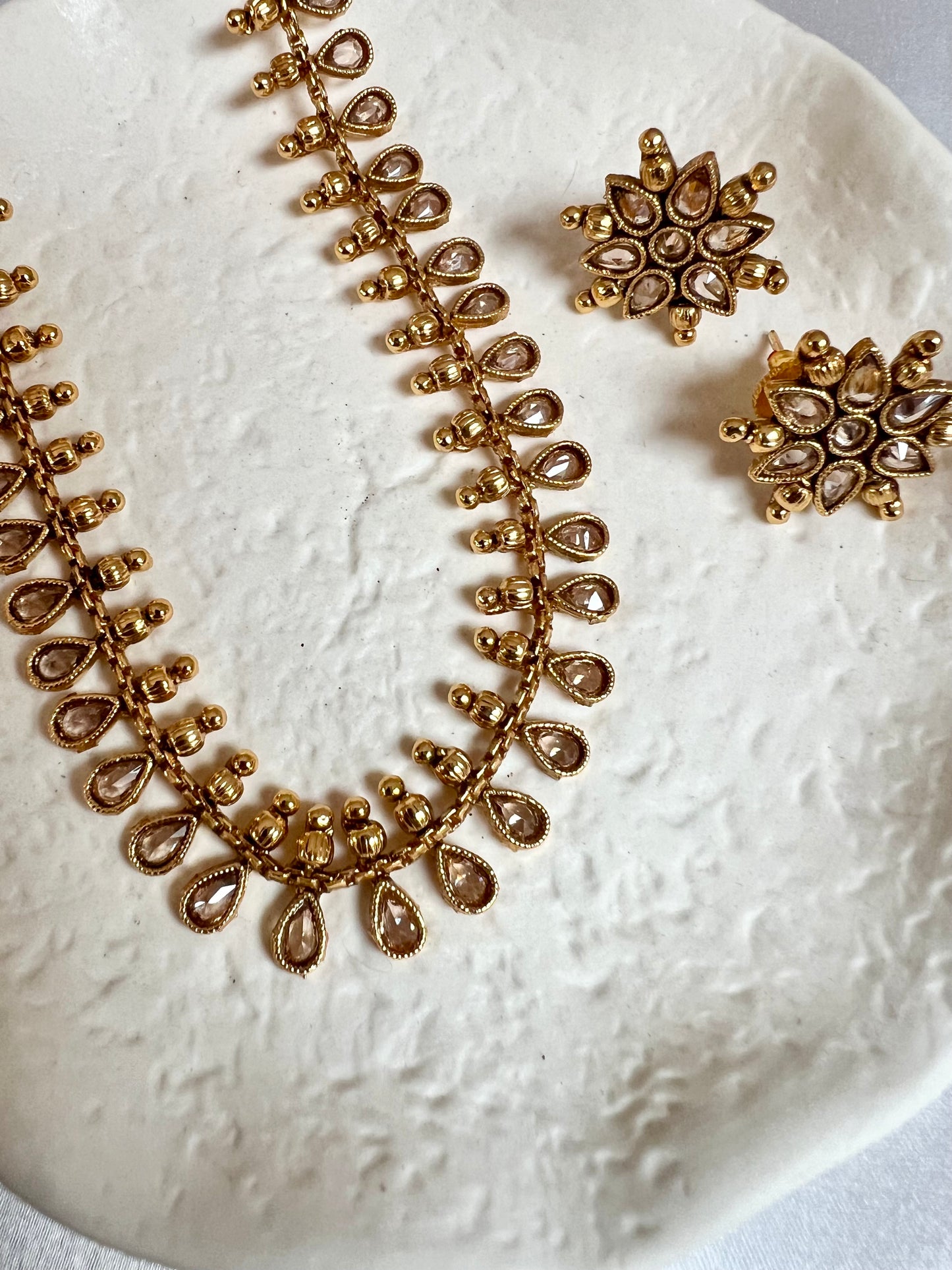 ABARNAH - Short golden champagne kundan stone necklace with flat earrings N3213