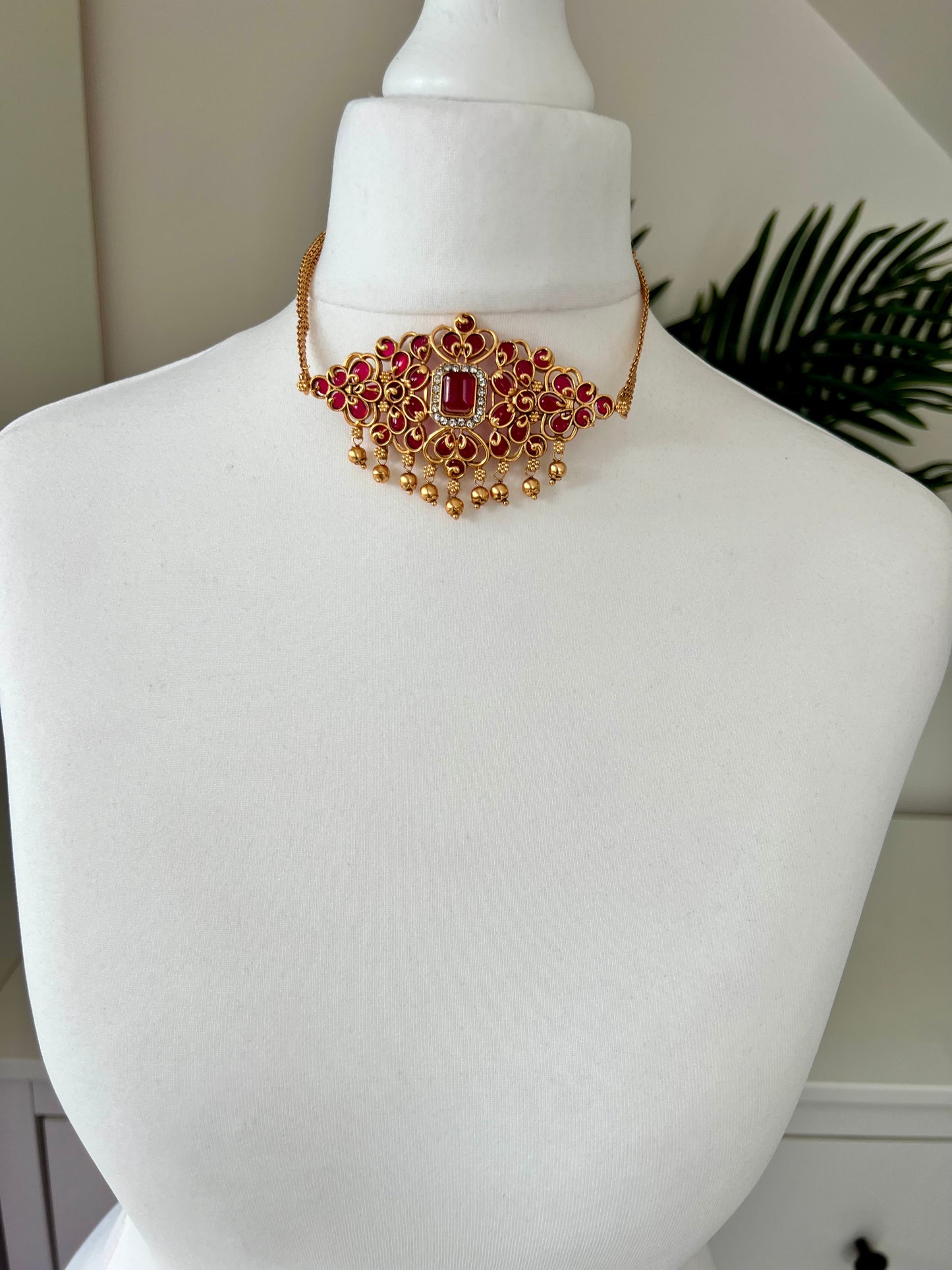 SANYA - Classic golden choker in rubygreen and ruby with matching studs N3111, N3125