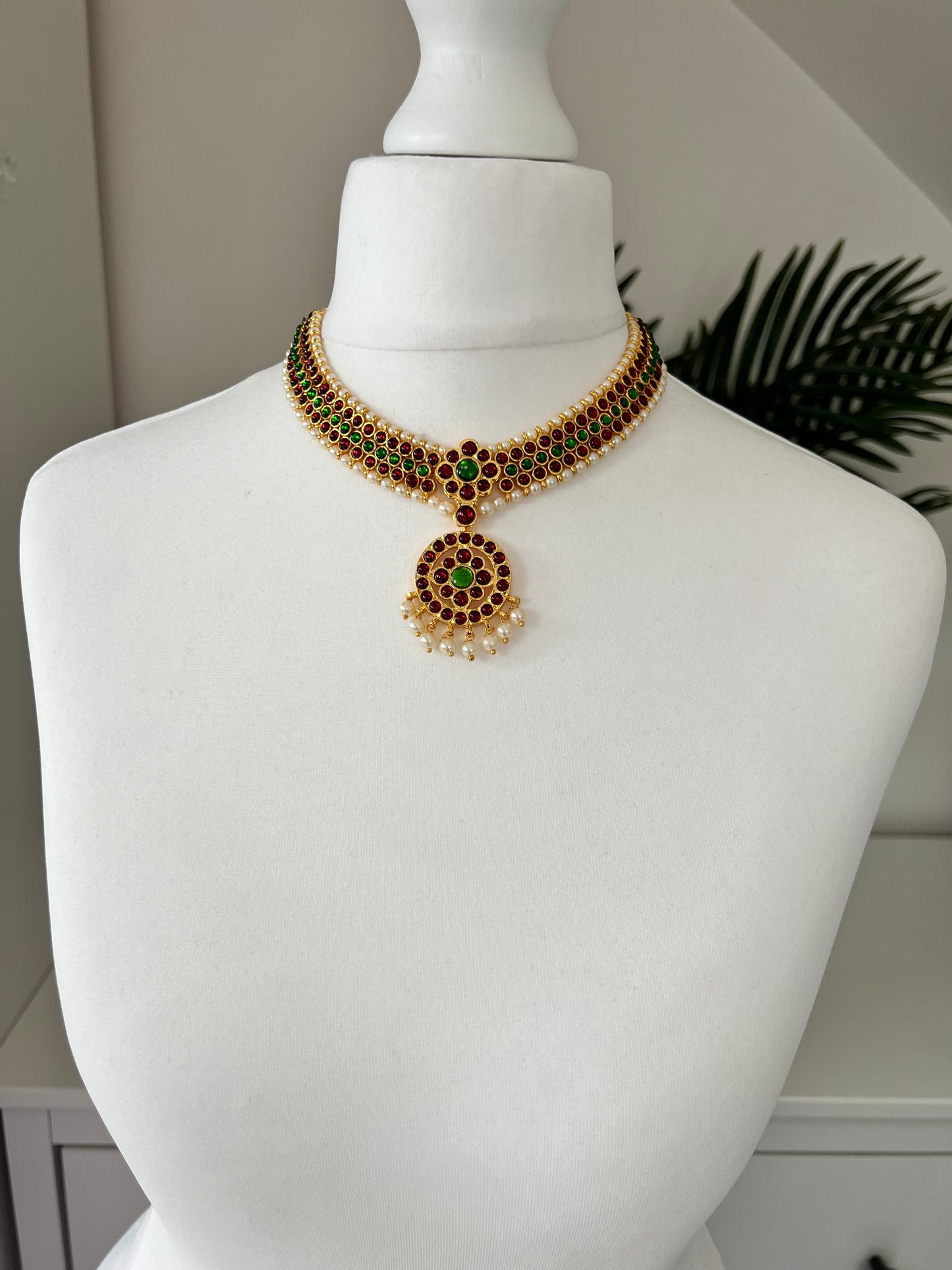 PRISHA - Kemp stoned rubygreen short necklace with white pearls N3102