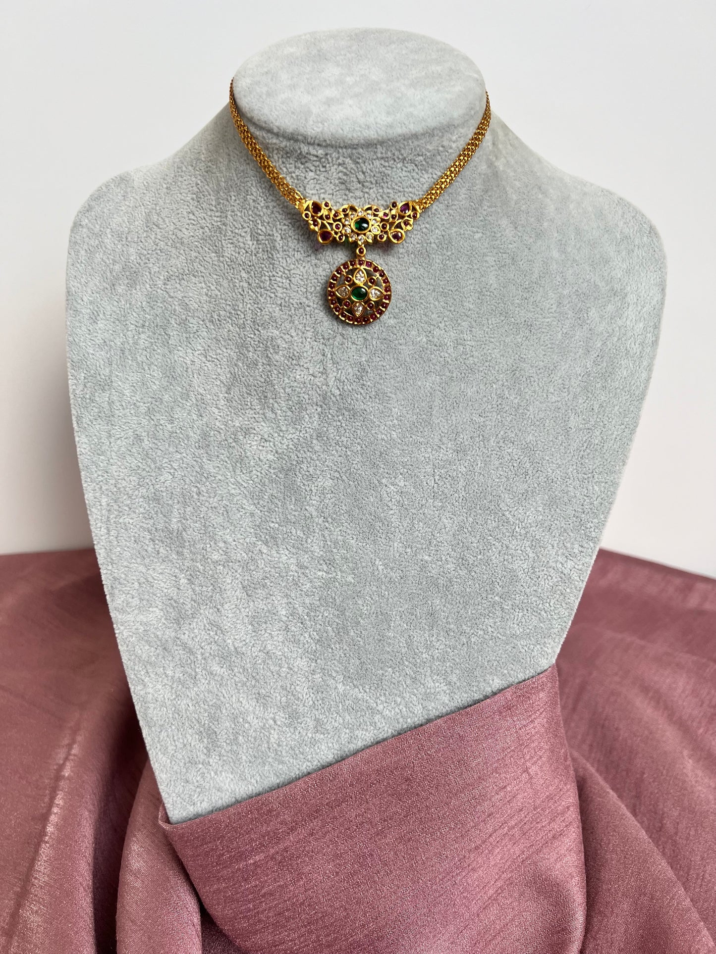 DENUKA - Small dainty short necklace set with earrings in rubygreen N3143