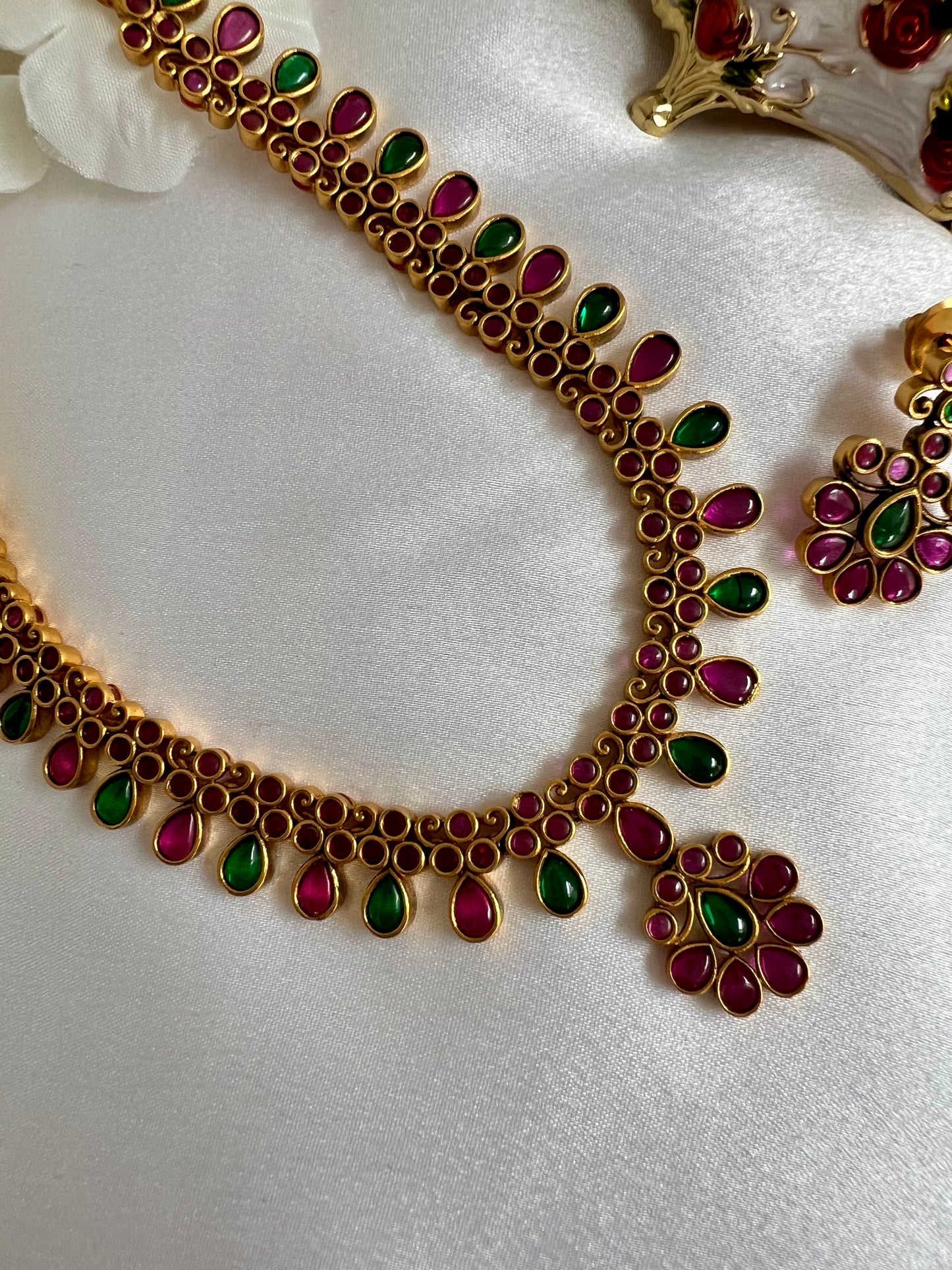 PAVITHRA - Antique rubygreen short necklace set with matching small earrings N3052