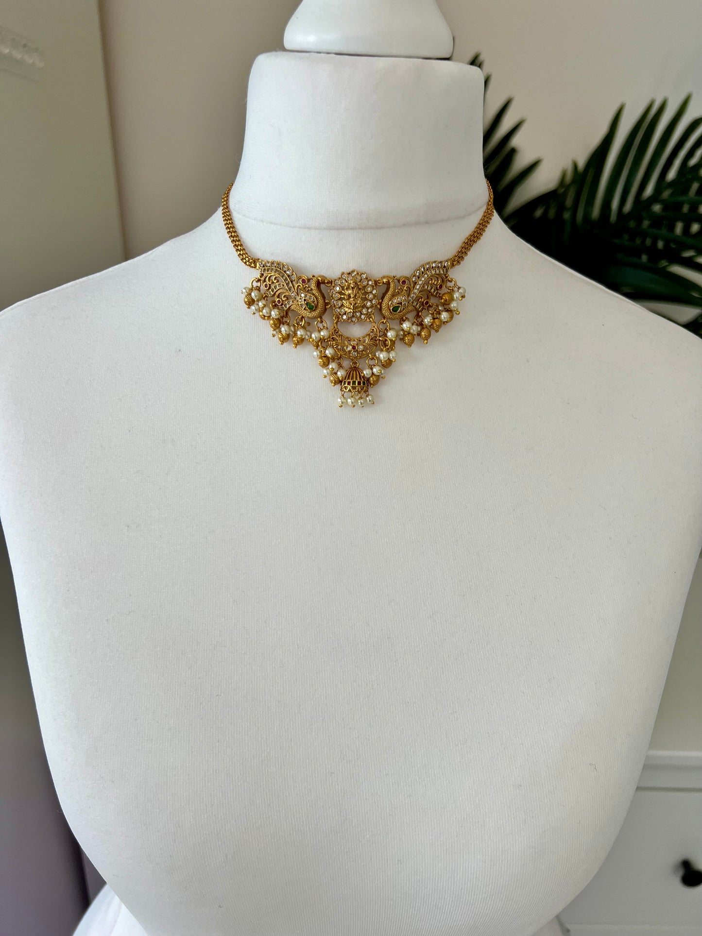 ARIA - Small traditional temple golden choker necklace with pearls and matching earrings N3114