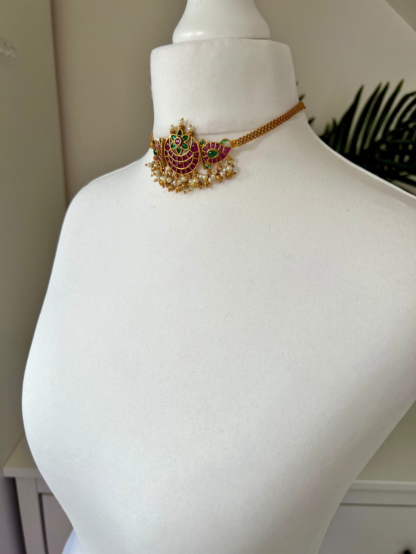 SAISHA - Traditional small kemp half moon choker in rubygreen with small earrings N3112