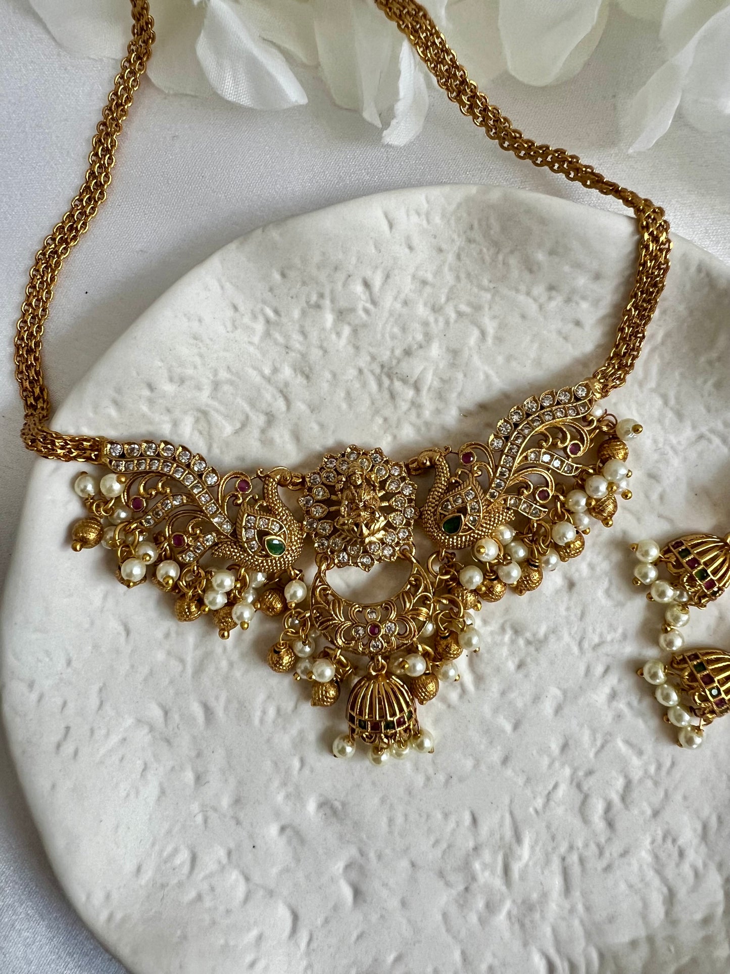 ARIA - Small traditional temple golden choker necklace with pearls and matching earrings N3114