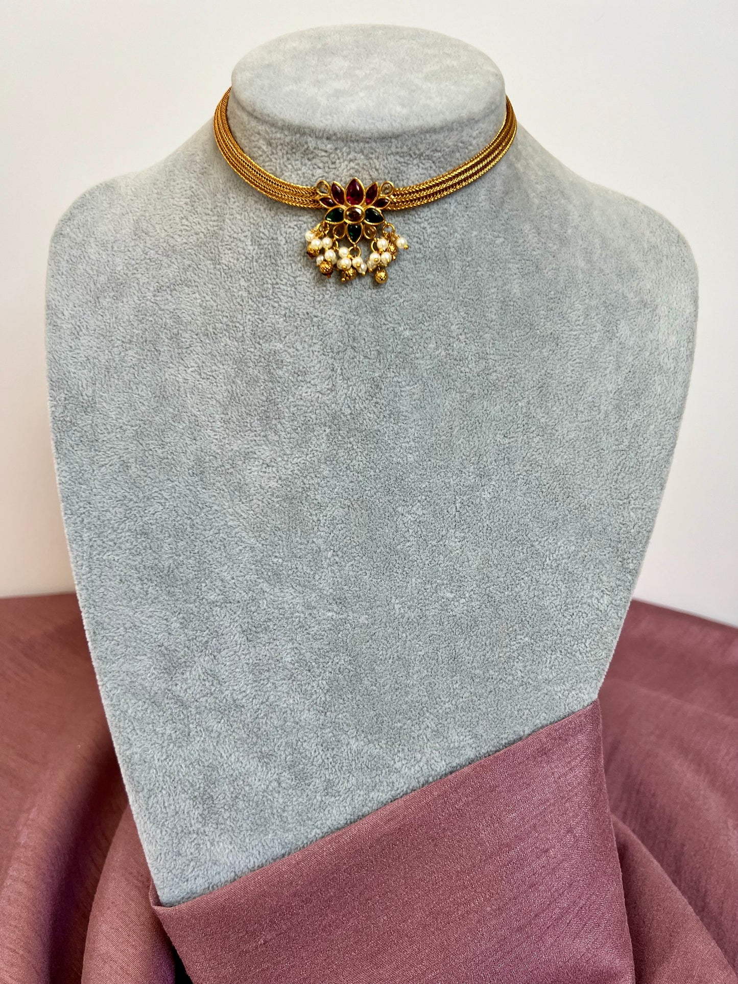 VARSHA - Classic small lotus pendant choker in rubygreen with pearls N3129