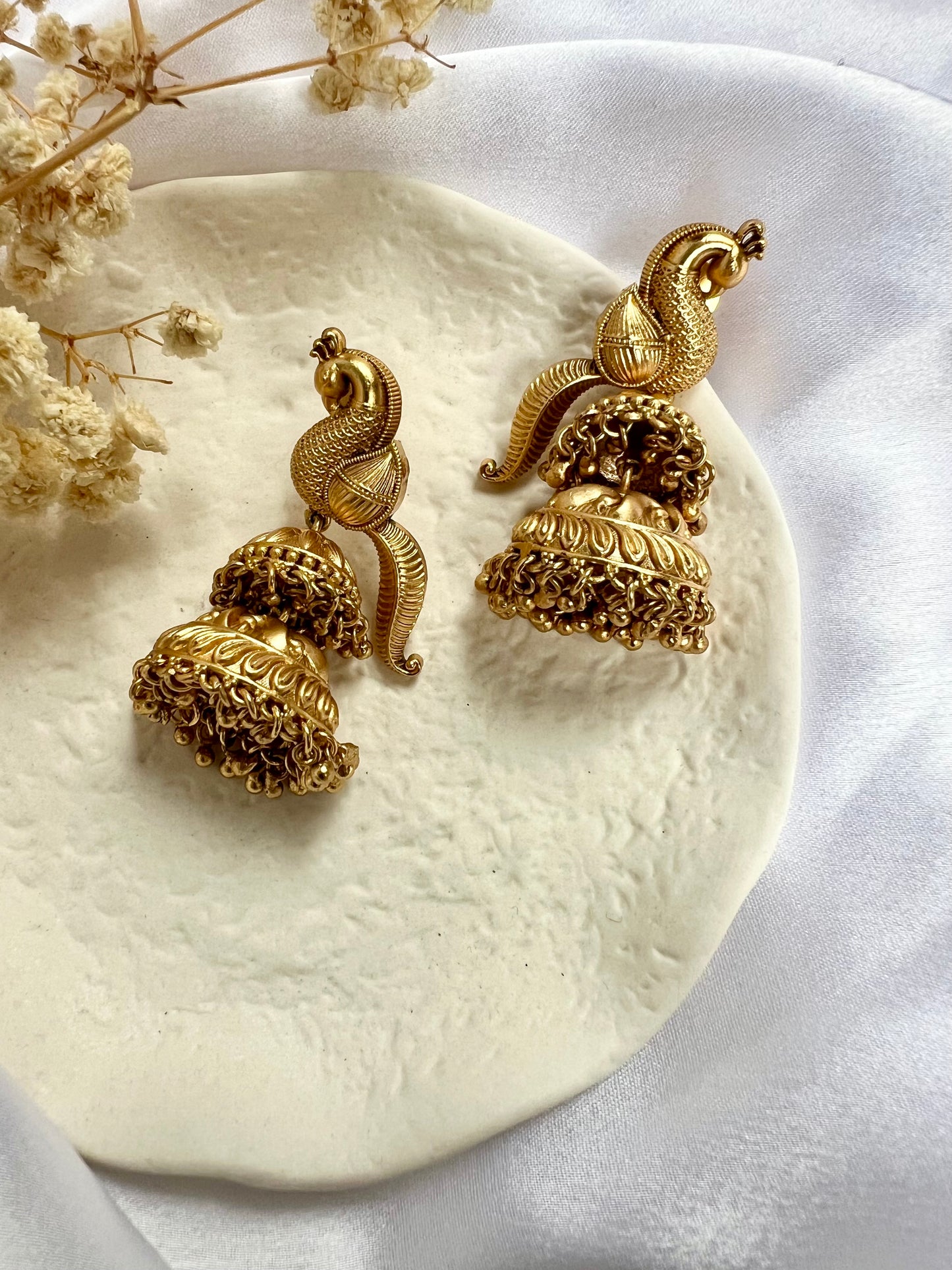 Antique peacock earring with matte gold plating E3016