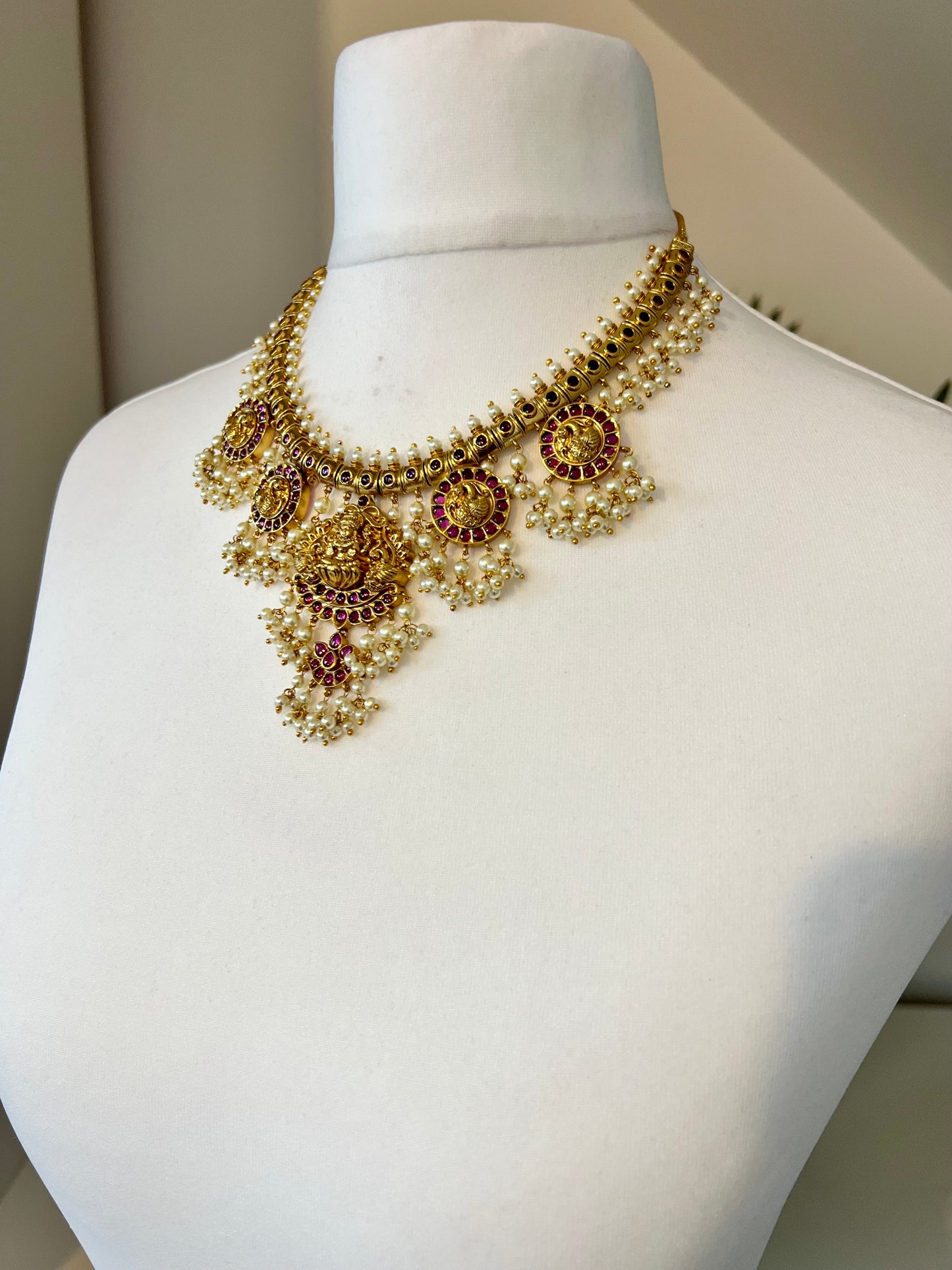 VINOTHINY - High neck temple pearl golden necklace in ruby with matching flat earrings N3193