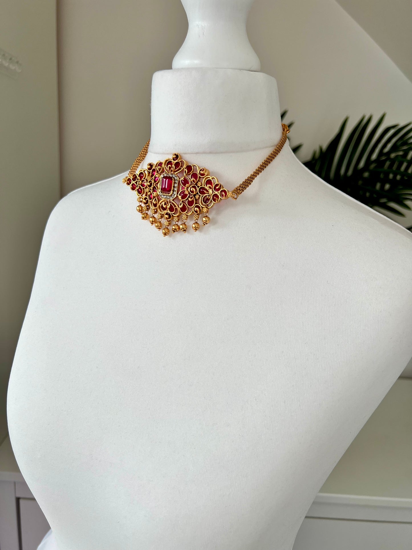 SANYA - Classic golden choker in rubygreen and ruby with matching studs N3111, N3125