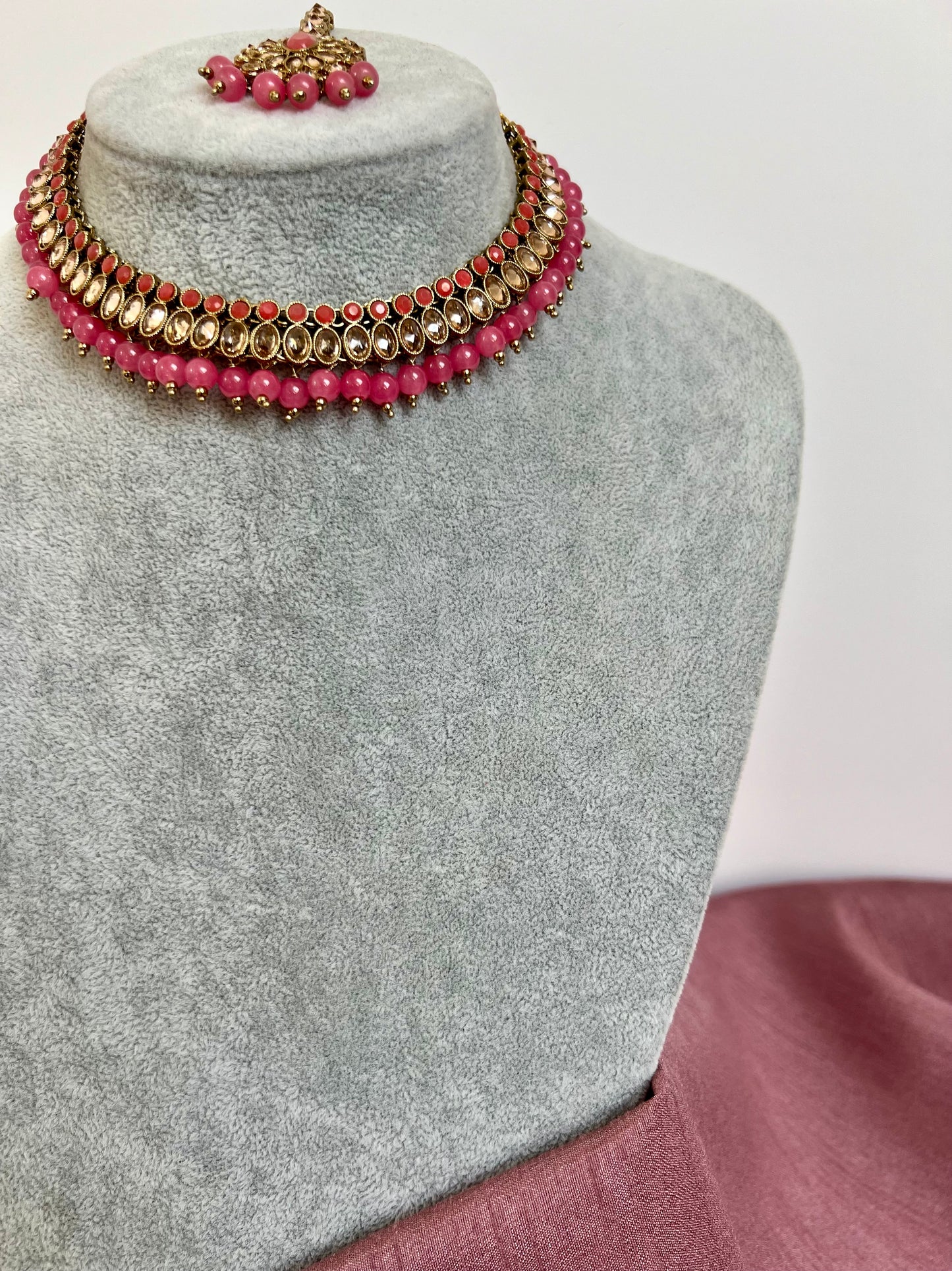 RAKSHITHA - Pink short mehndi plated necklace with matching earrings