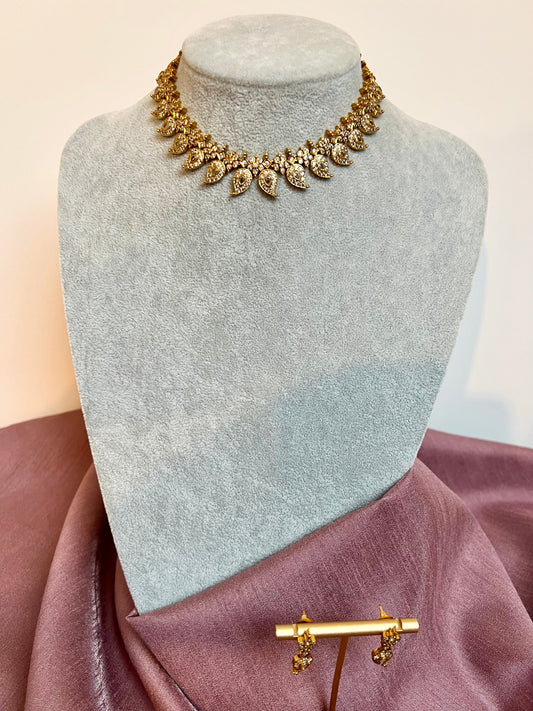 JOVINA - Short mango shaped golden necklace with matching earrings N3174