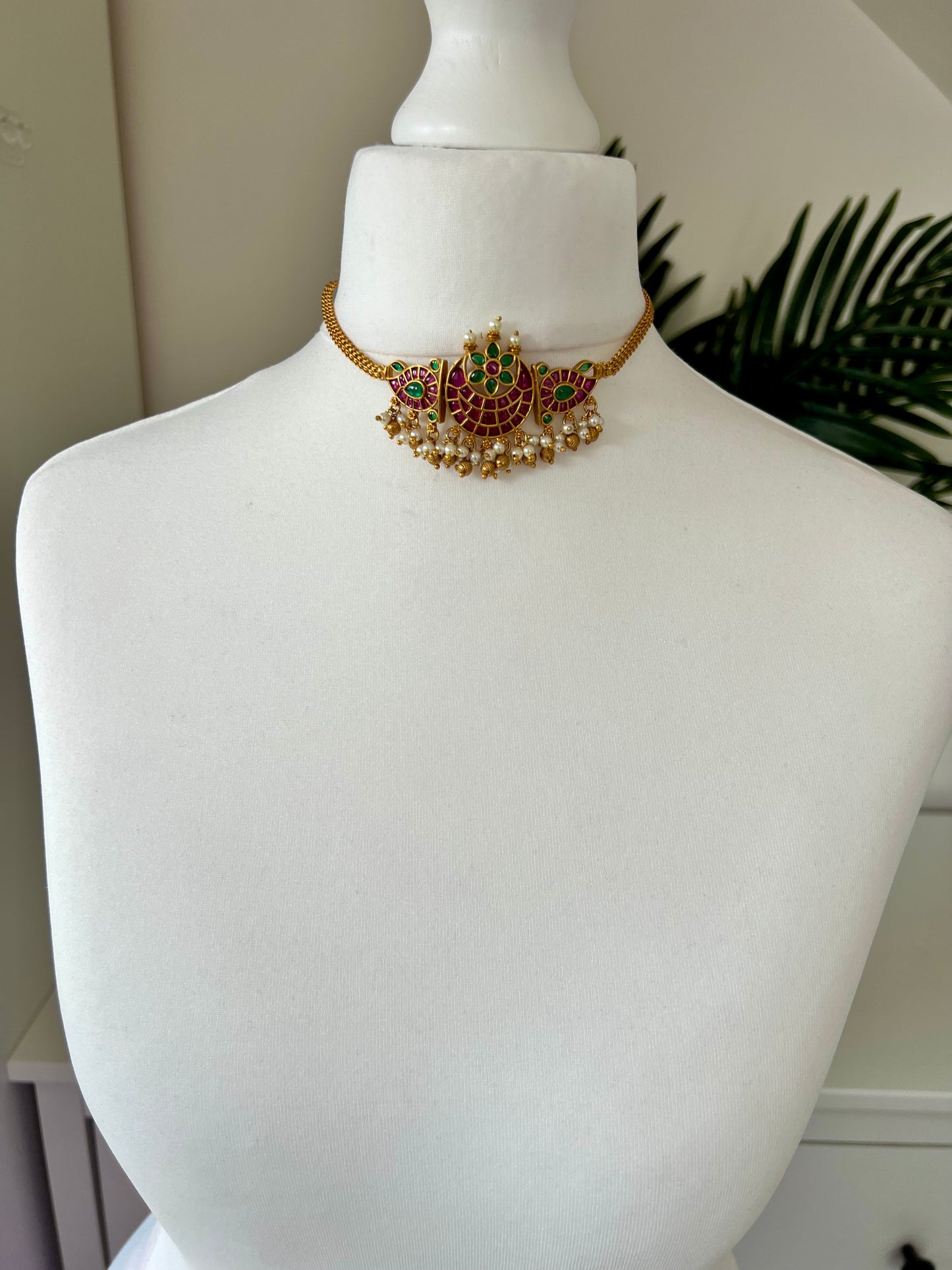 SAISHA - Traditional small kemp half moon choker in rubygreen with small earrings N3112