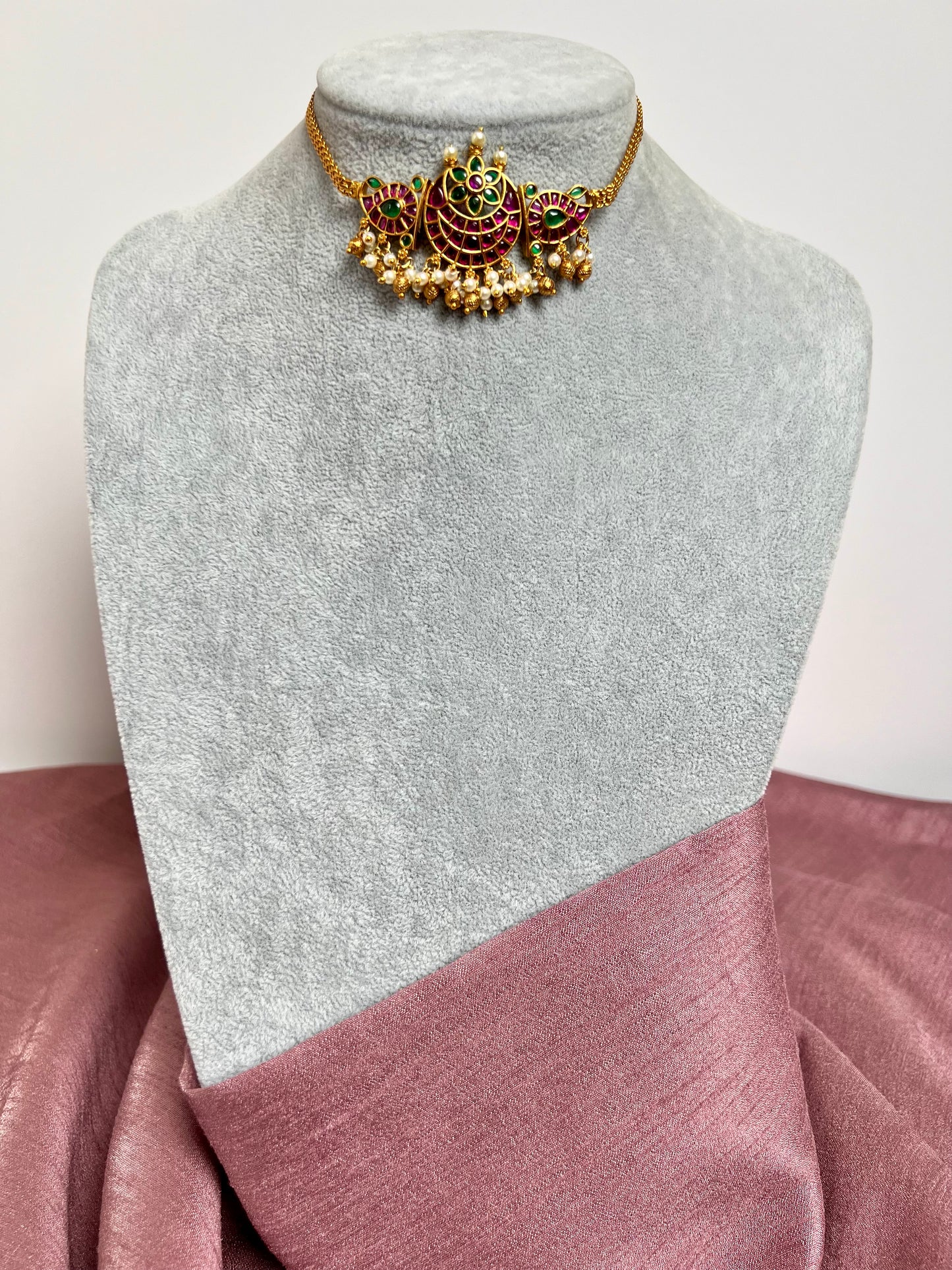 SAISHA - Traditional small kemp half moon choker in rubygreen with small earrings N3112