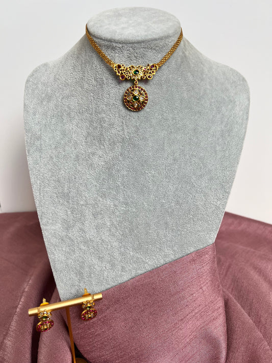 DENUKA - Small dainty short necklace set with earrings in rubygreen N3143