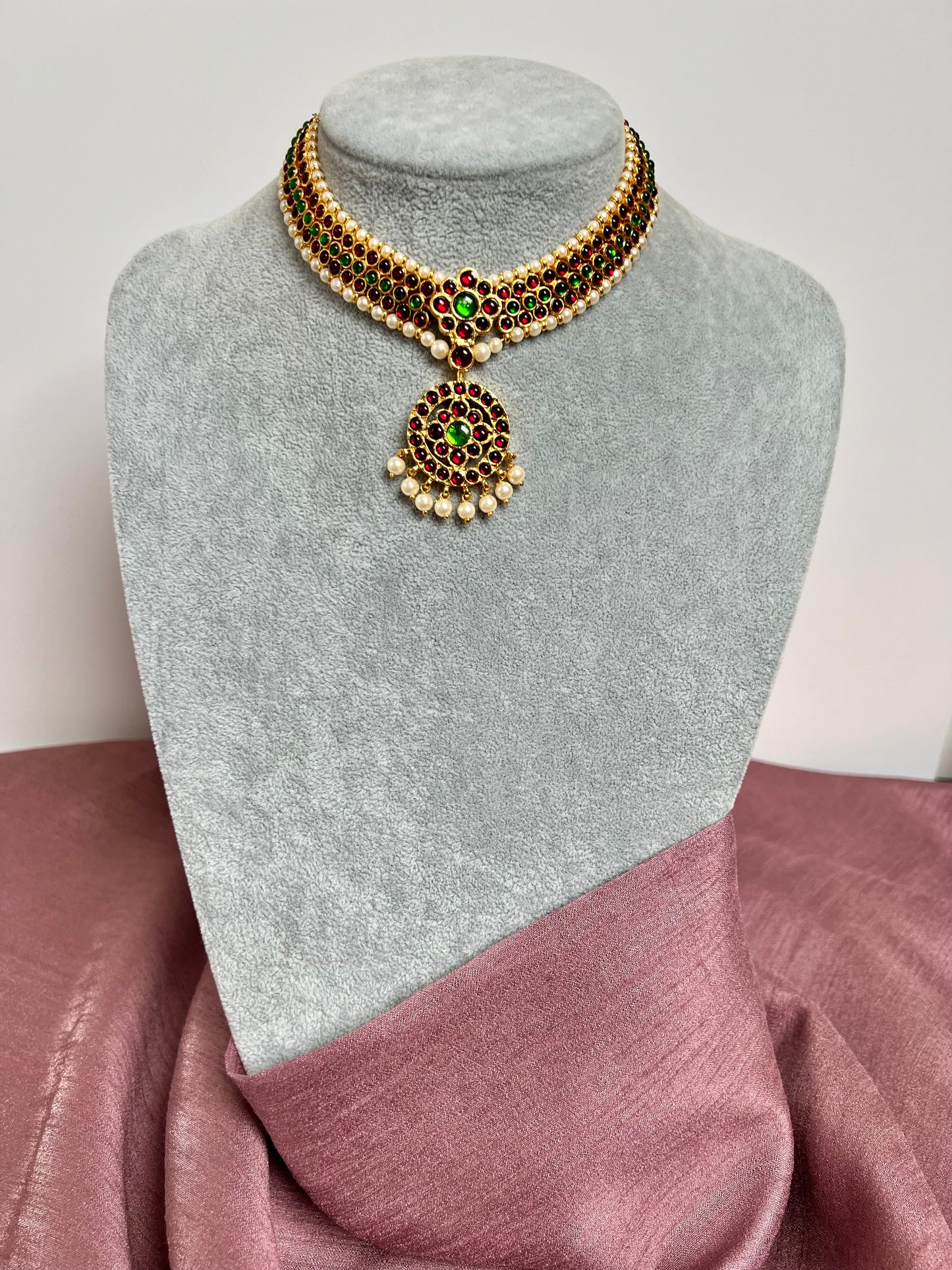 PRISHA - Kemp stoned rubygreen short necklace with white pearls N3102