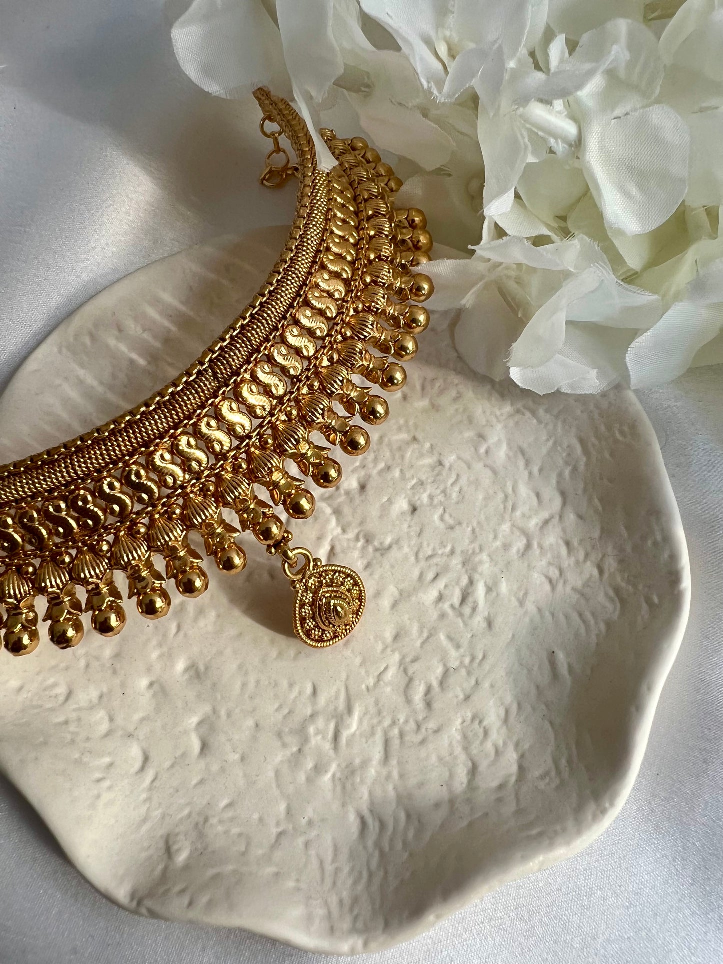 NILANI - Bridal golden choker necklace with teardrop at the centre   N3062