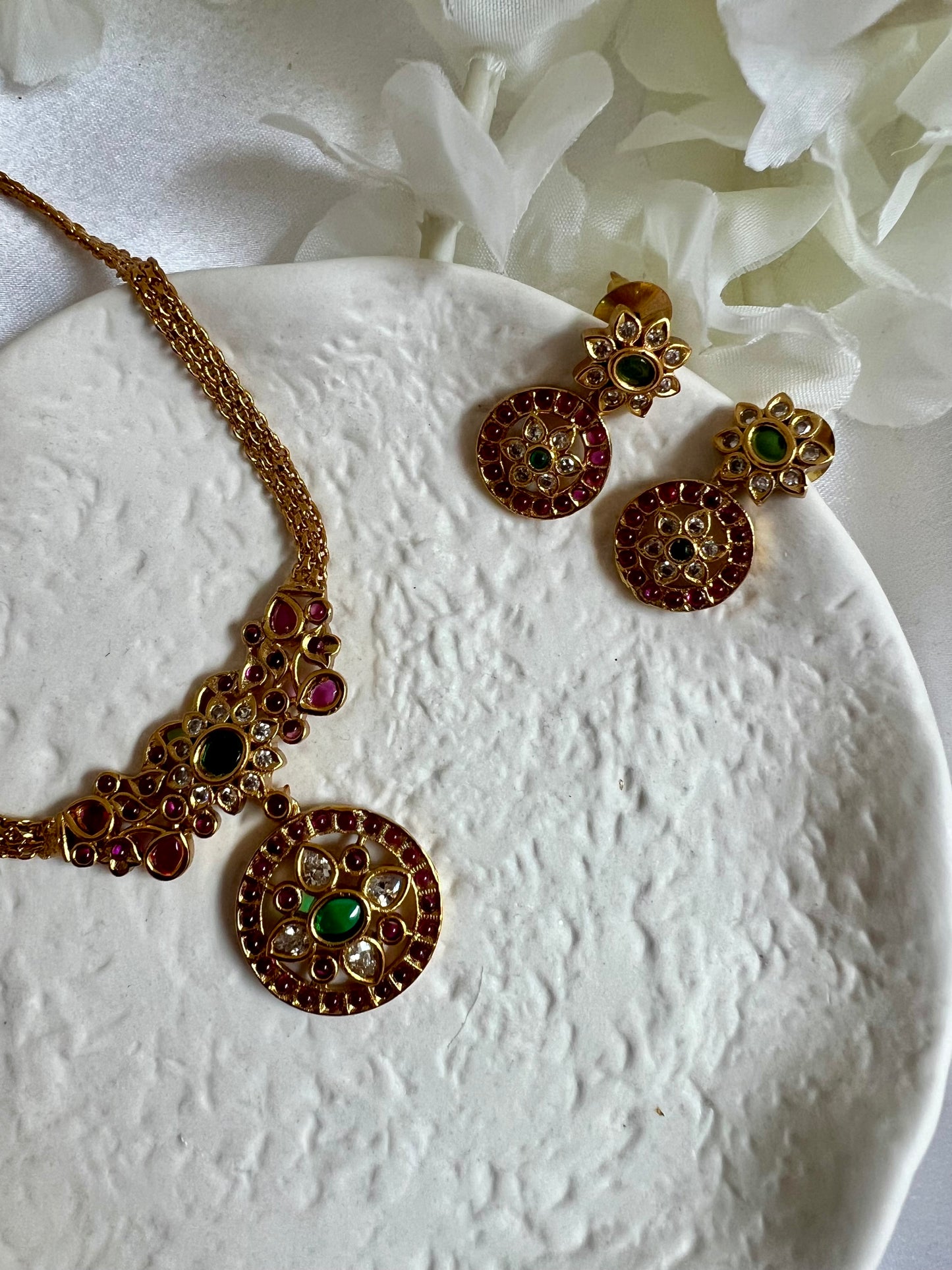 DENUKA - Small dainty short necklace set with earrings in rubygreen N3143