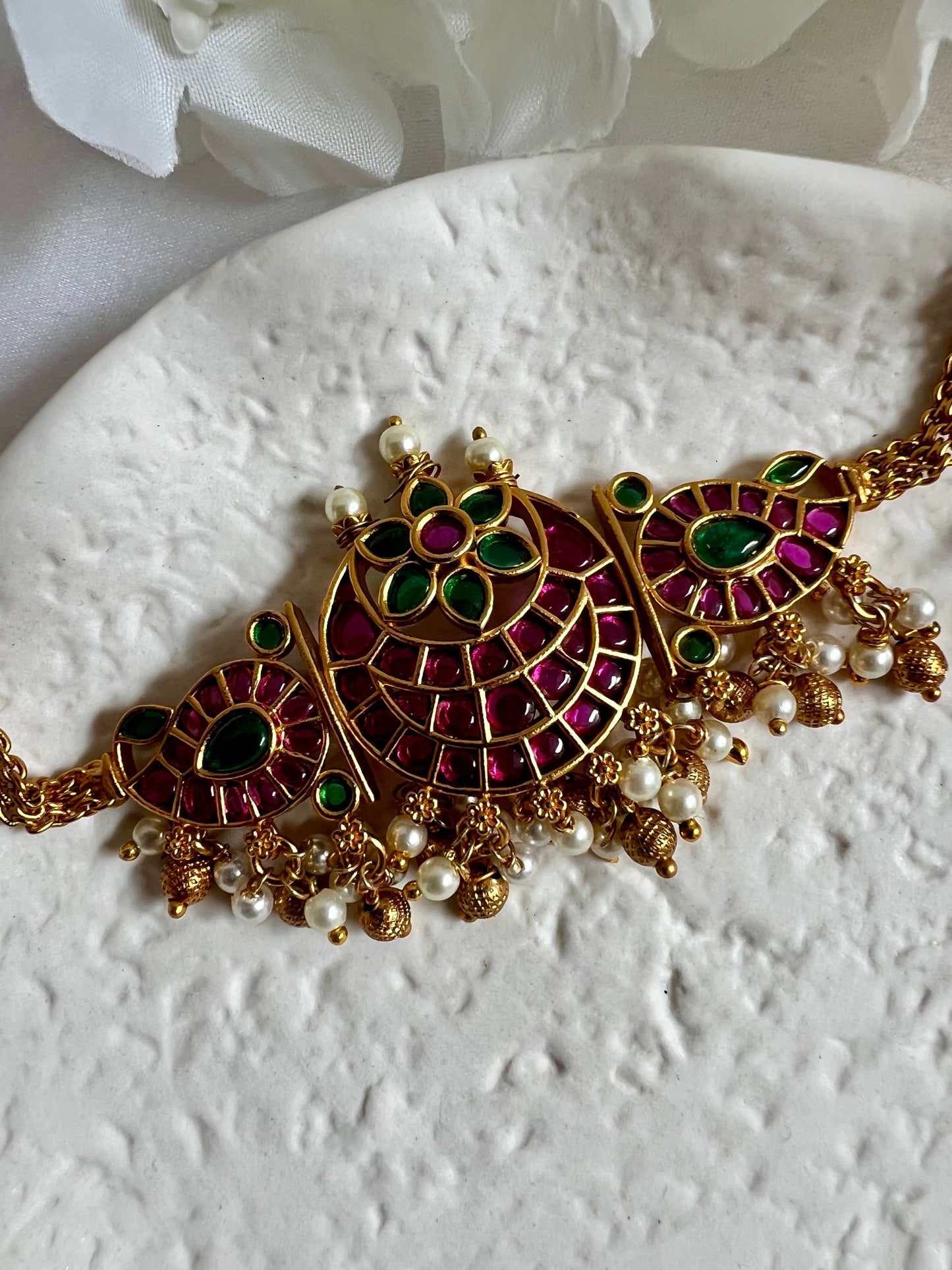 SAISHA - Traditional small kemp half moon choker in rubygreen with small earrings N3112