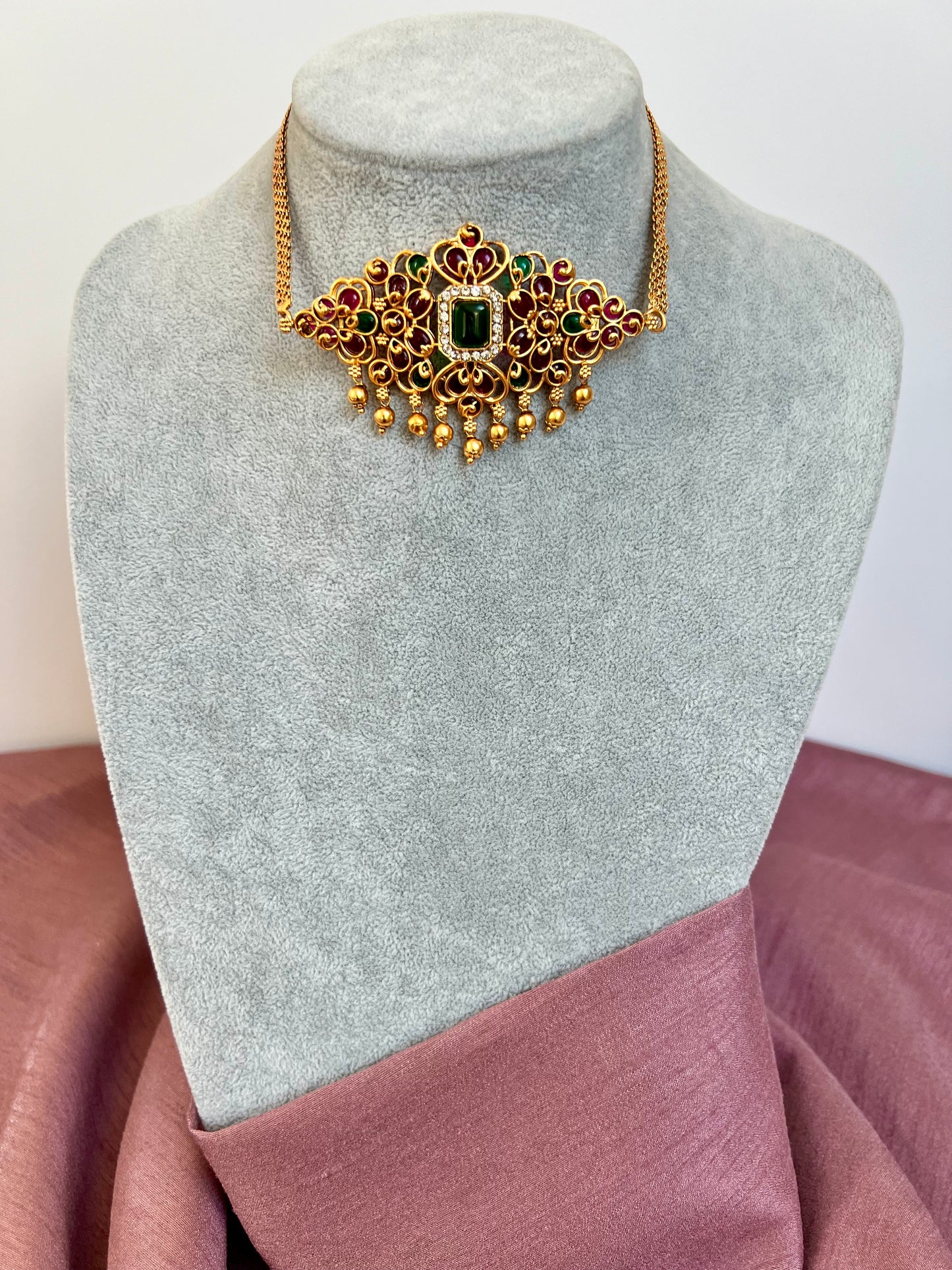 SANYA - Classic golden choker in rubygreen and ruby with matching studs N3111, N3125