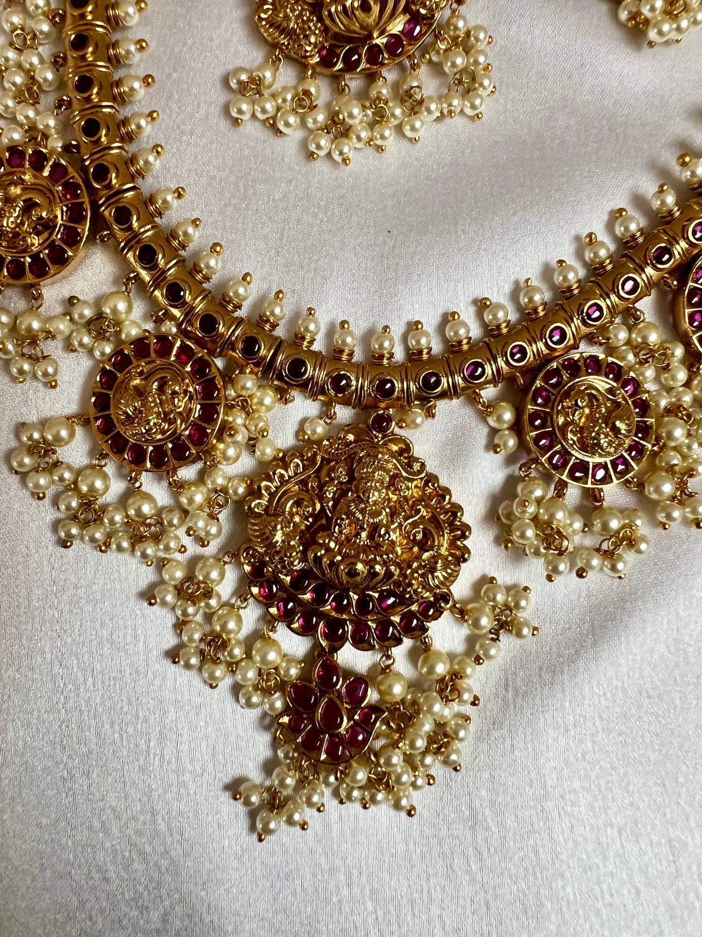 VINOTHINY - High neck temple pearl golden necklace in ruby with matching flat earrings N3193