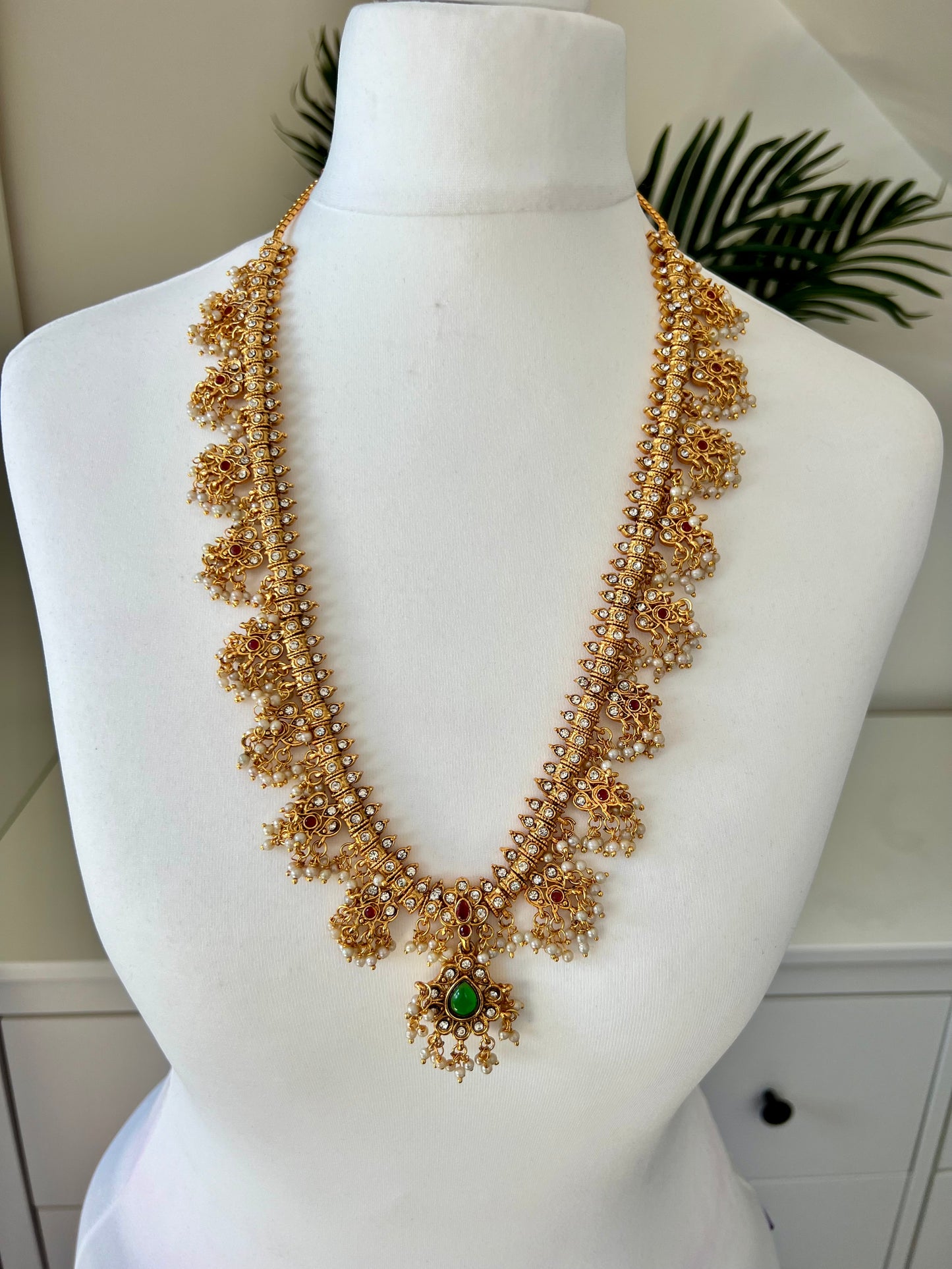 DILANI - Guttapasalu long chain in green with matching earrings N3083