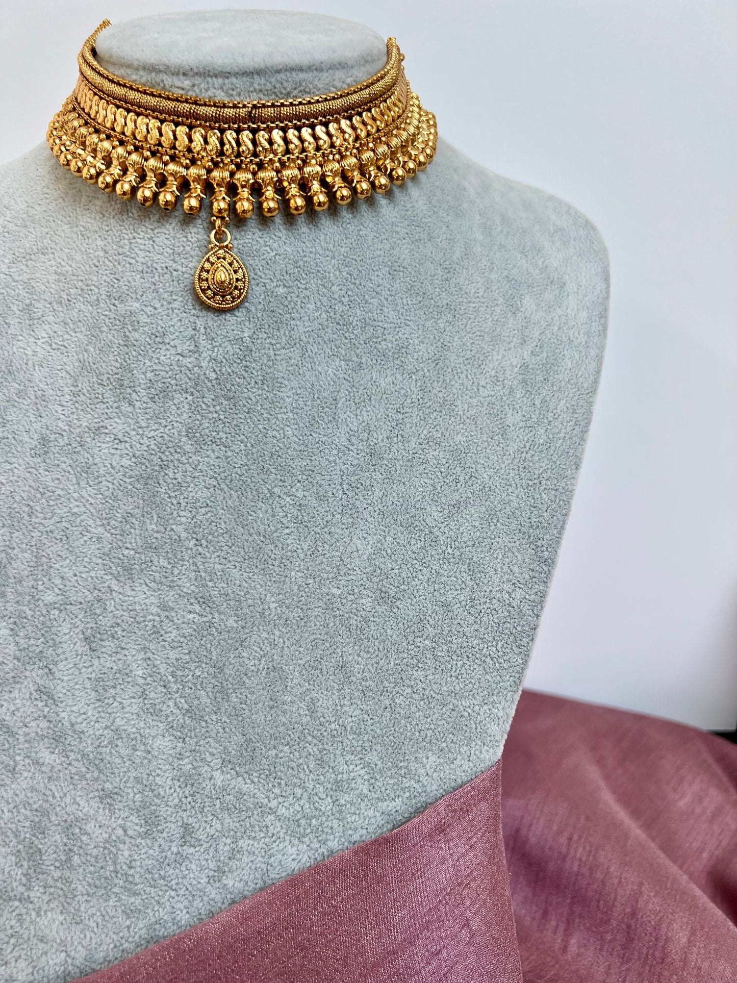 NILANI - Bridal golden choker necklace with teardrop at the centre   N3062