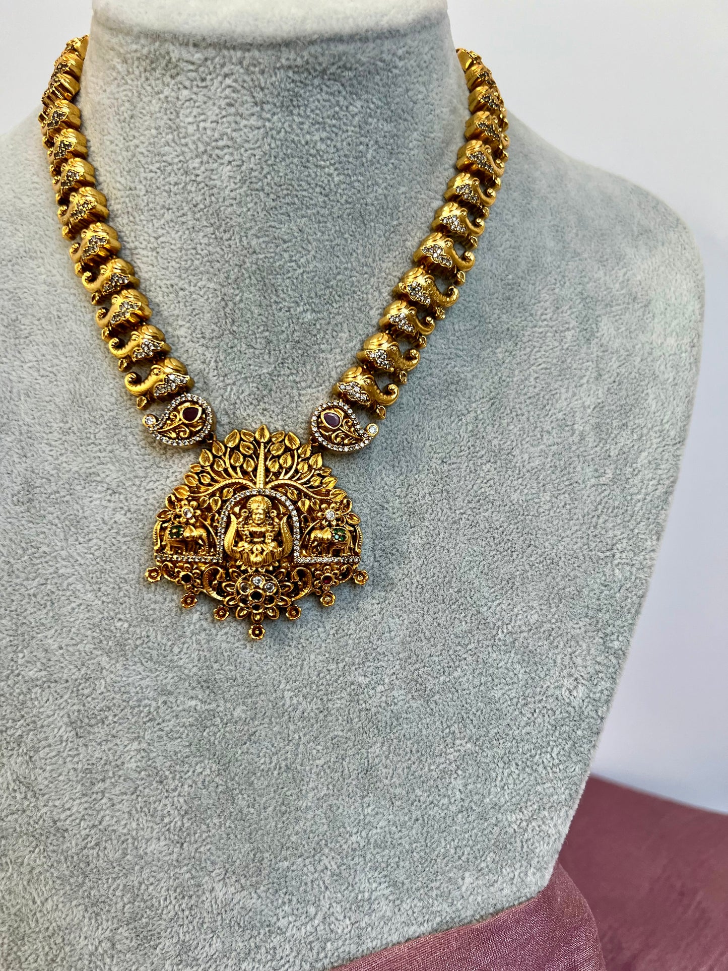 AVARI - Antique temple short chain necklace with white small white stones and ruby gems N3033