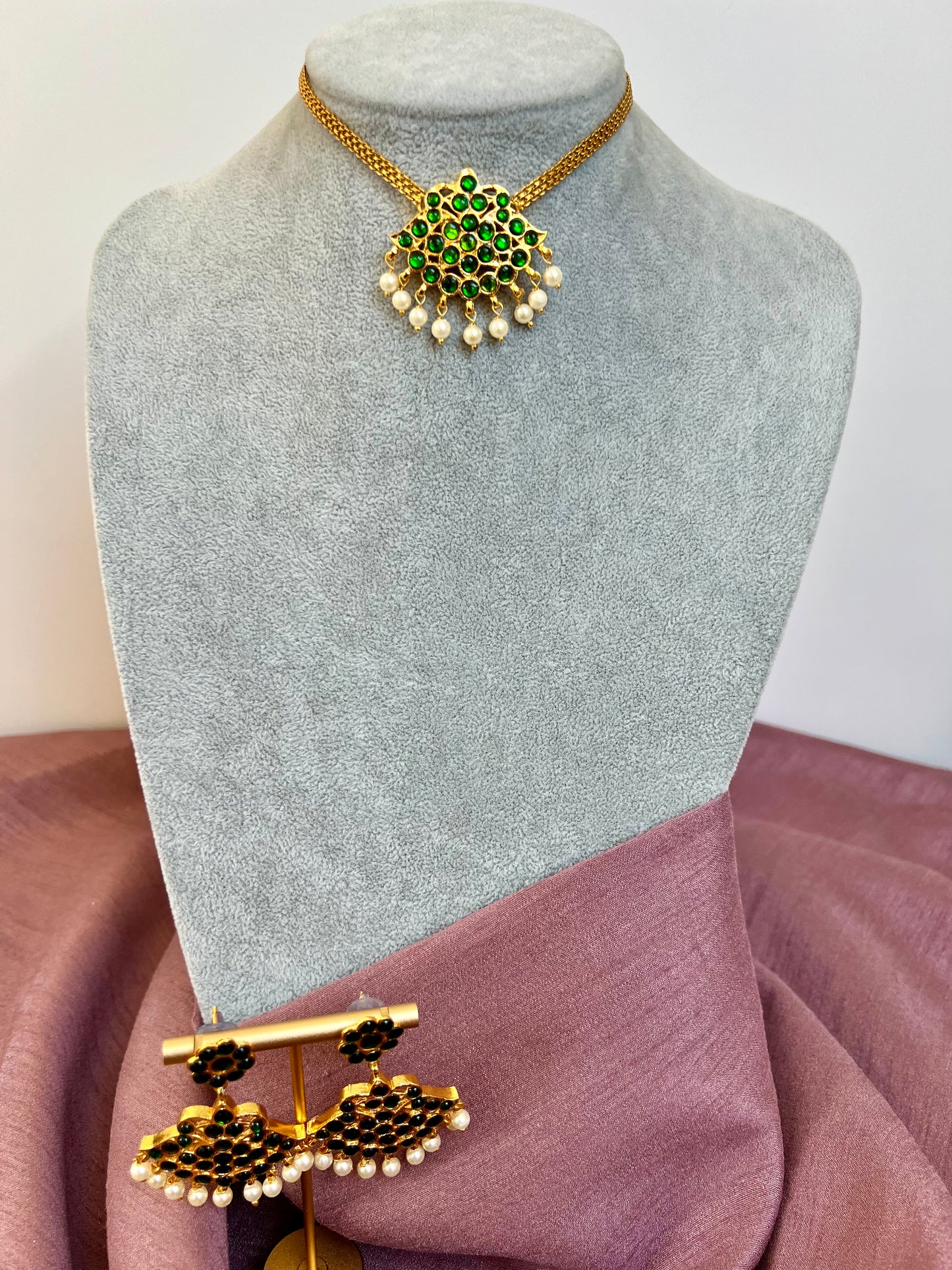 NITYA - Short kemp stone golden choker in rubygreen, green and blue with matching earrings N3122