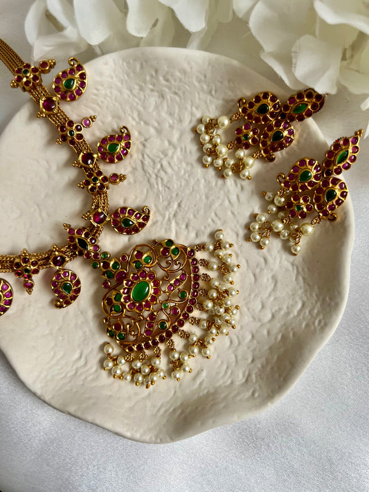 MAHA - Antique kemp stone style short necklace with mango motifs in rubygreen with matching earrings N3051