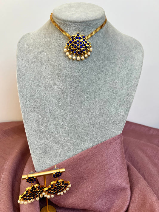 NITYA - Short kemp stone golden choker in rubygreen, green and blue with matching earrings N3122