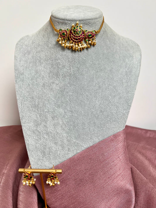 SAISHA - Traditional small kemp half moon choker in rubygreen with small earrings N3112