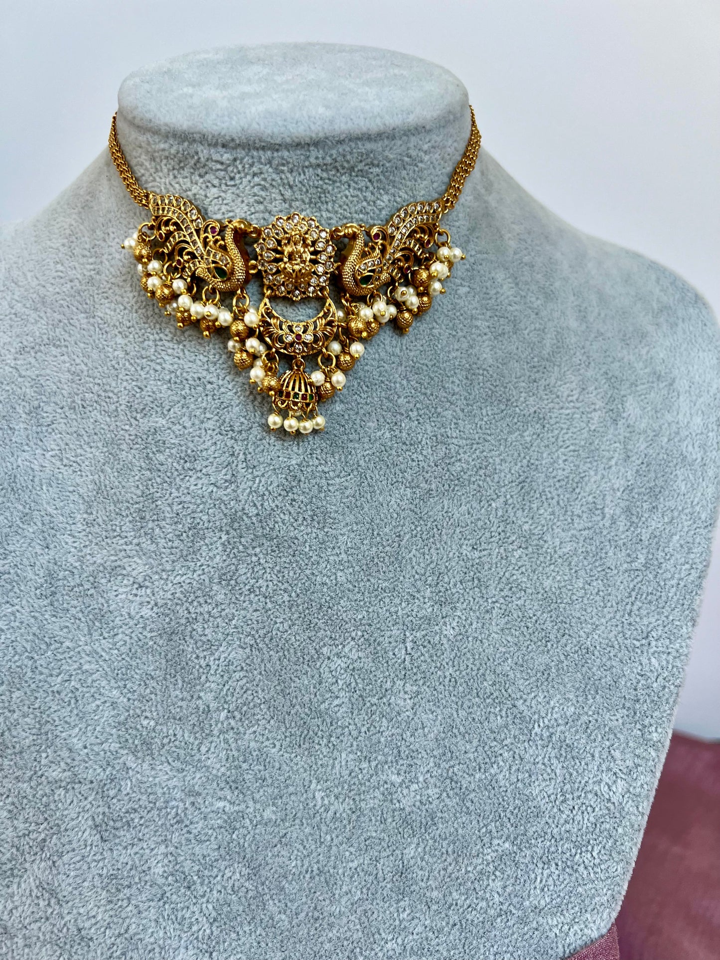 ARIA - Small traditional temple golden choker necklace with pearls and matching earrings N3114