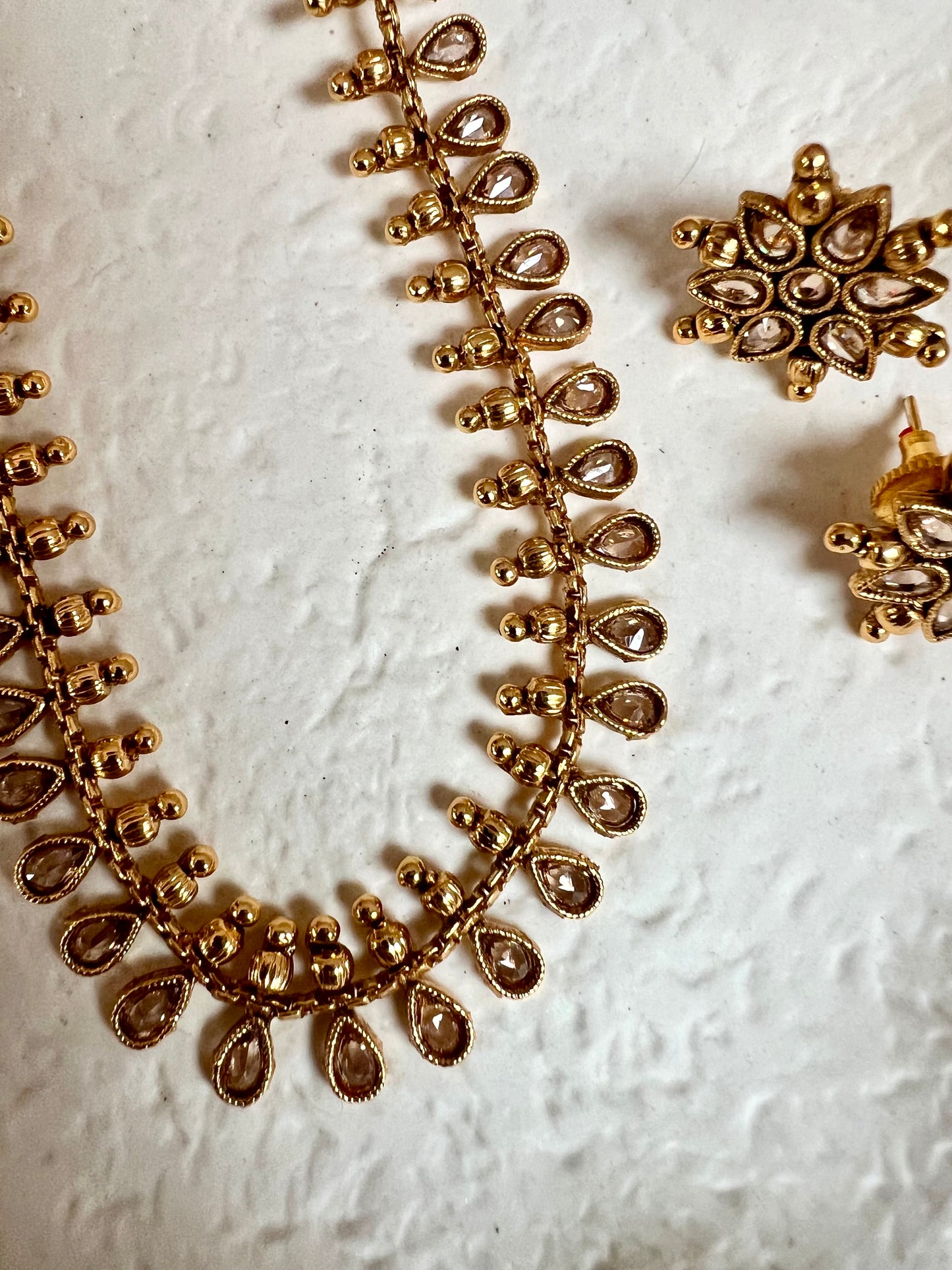 ABARNAH - Short golden champagne kundan stone necklace with flat earrings N3213