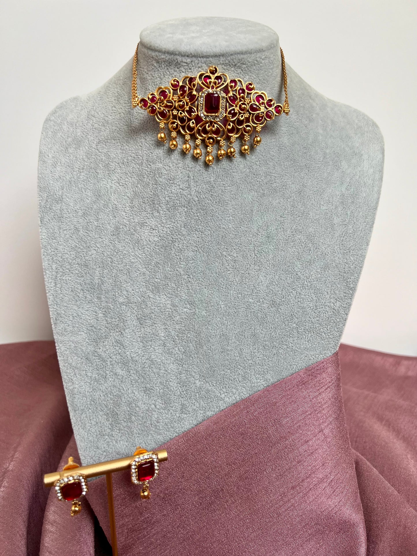 SANYA - Classic golden choker in rubygreen and ruby with matching studs N3111, N3125