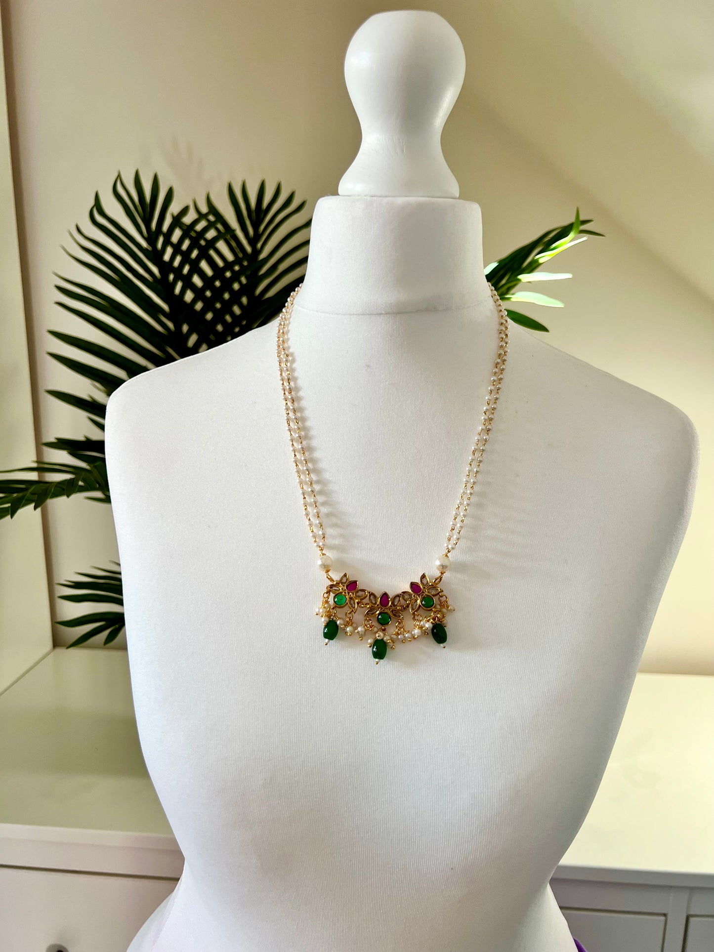 LALI - Short lotus motif necklace in rubygreen with a pearl chain and matching earrings N3009