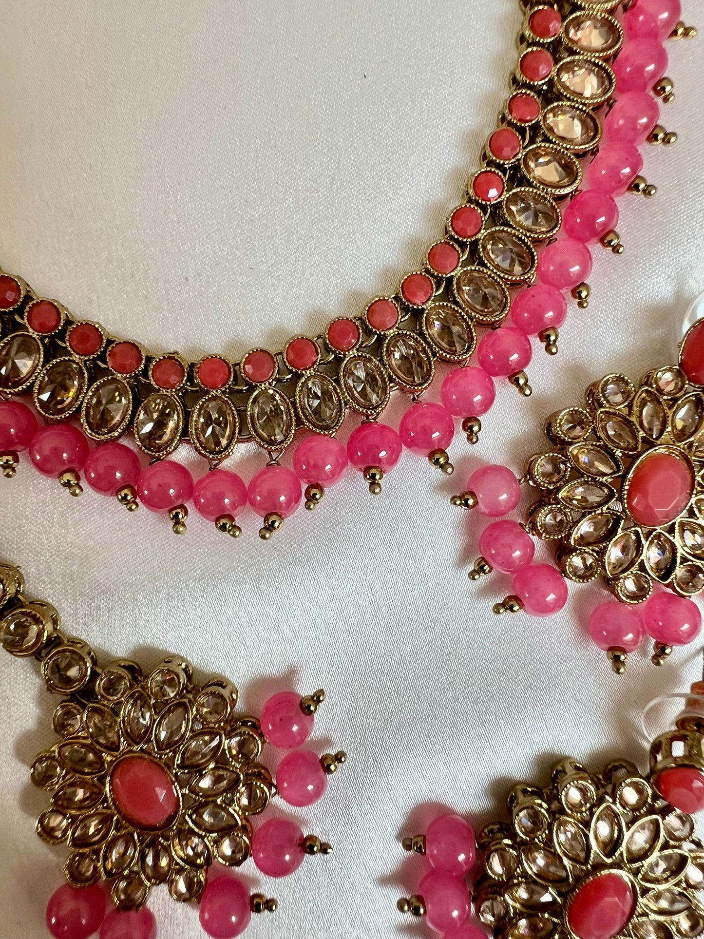 RAKSHITHA - Pink short mehndi plated necklace with matching earrings