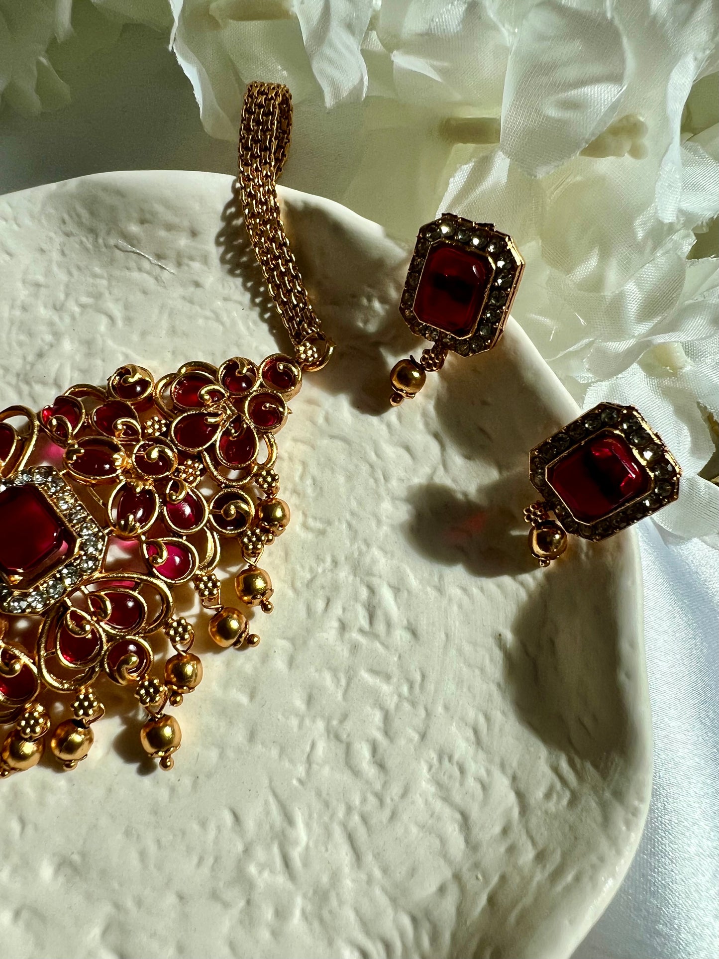 SANYA - Classic golden choker in rubygreen and ruby with matching studs N3111, N3125