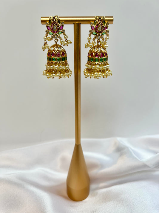 Golden lotus earrings in rubygreen with pearls E3039