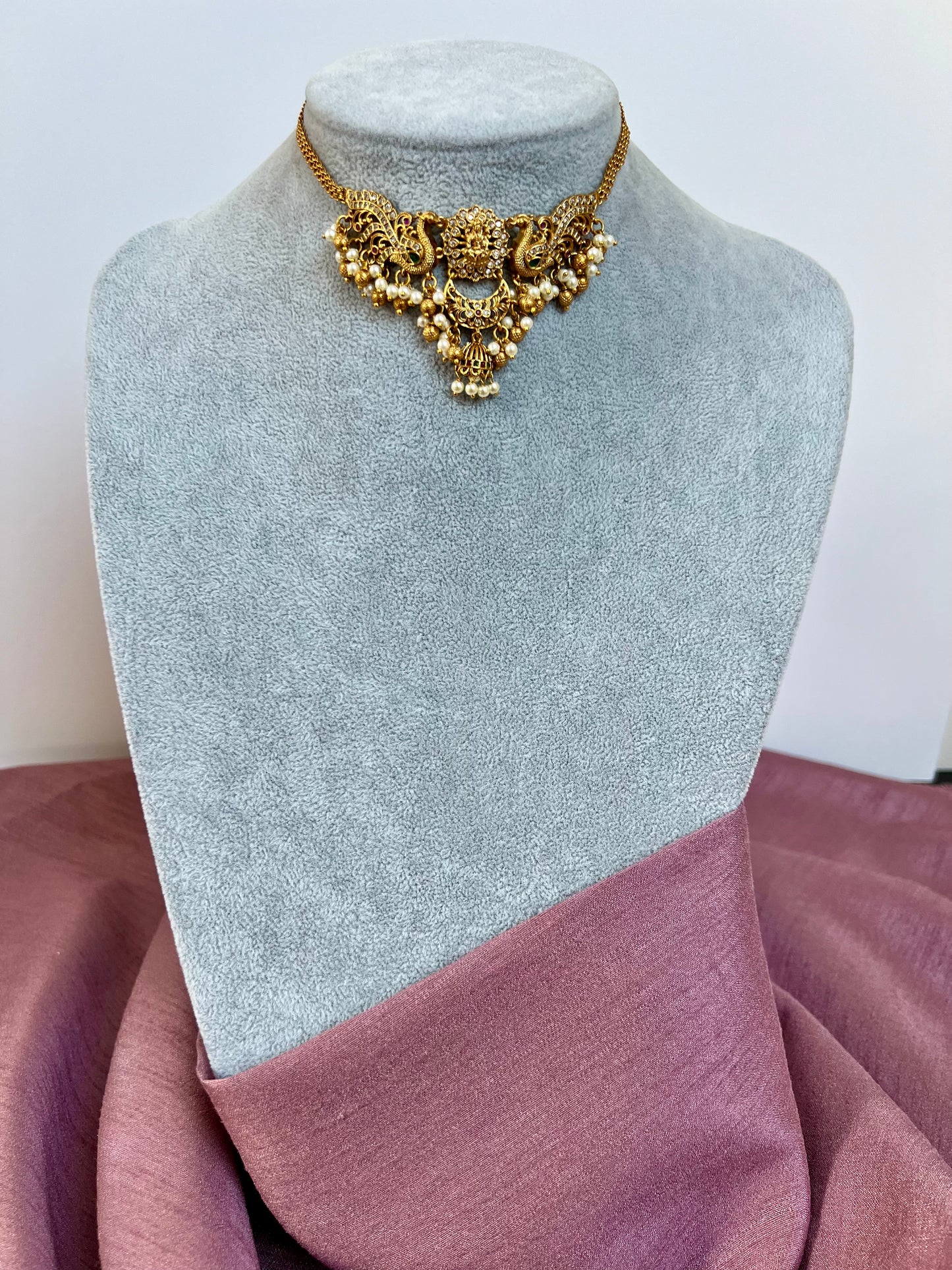 ARIA - Small traditional temple golden choker necklace with pearls and matching earrings N3114