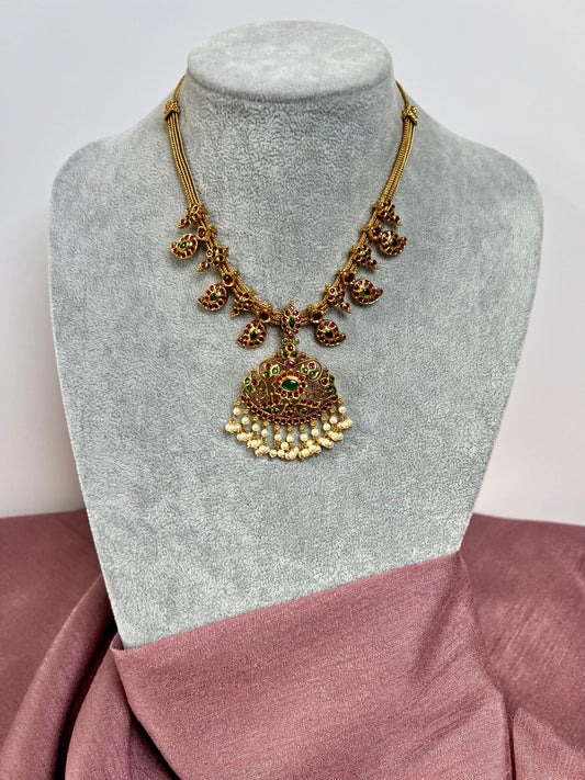 MAHA - Antique kemp stone style short necklace with mango motifs in rubygreen with matching earrings N3051