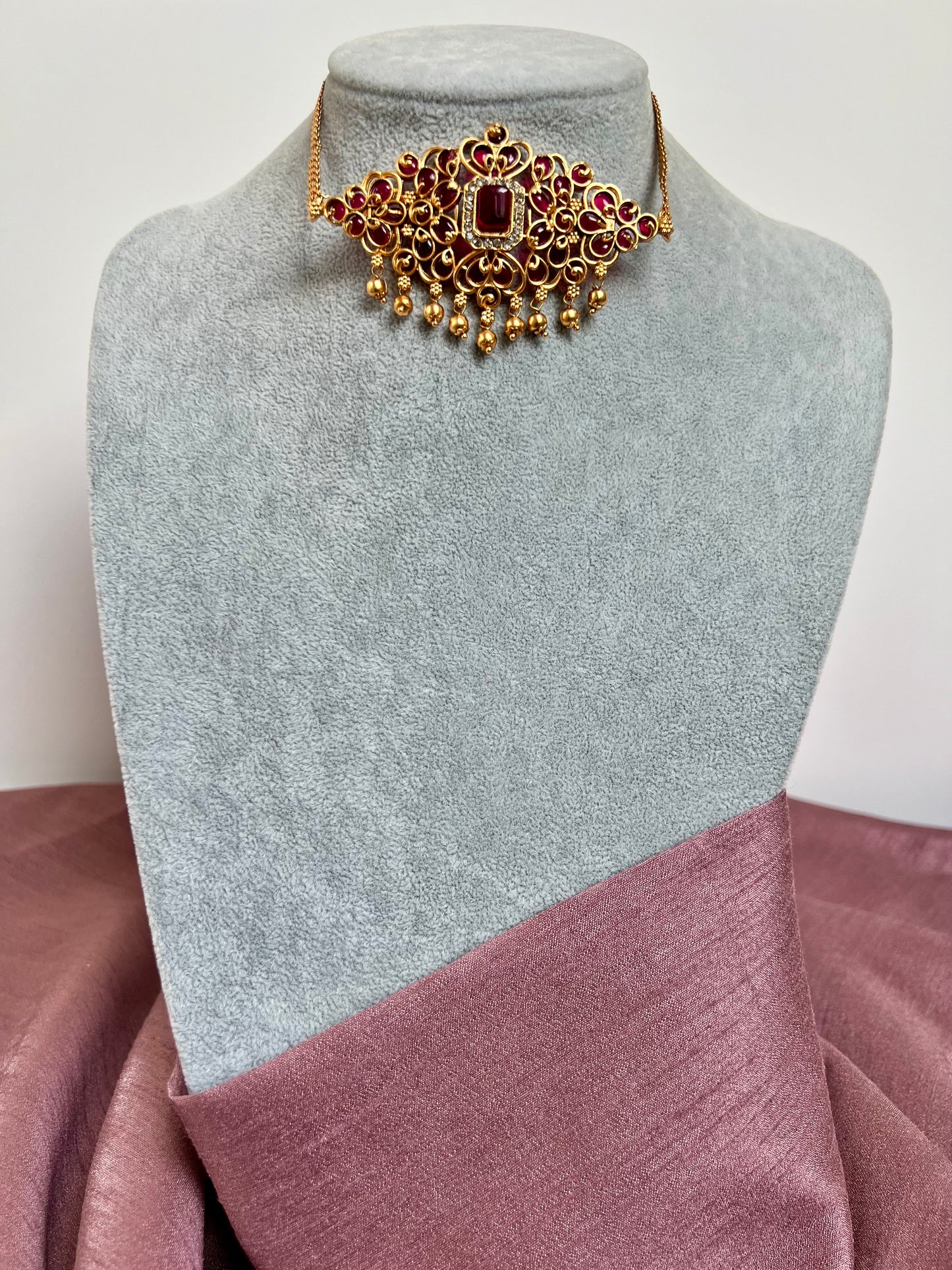 SANYA - Classic golden choker in rubygreen and ruby with matching studs N3111, N3125