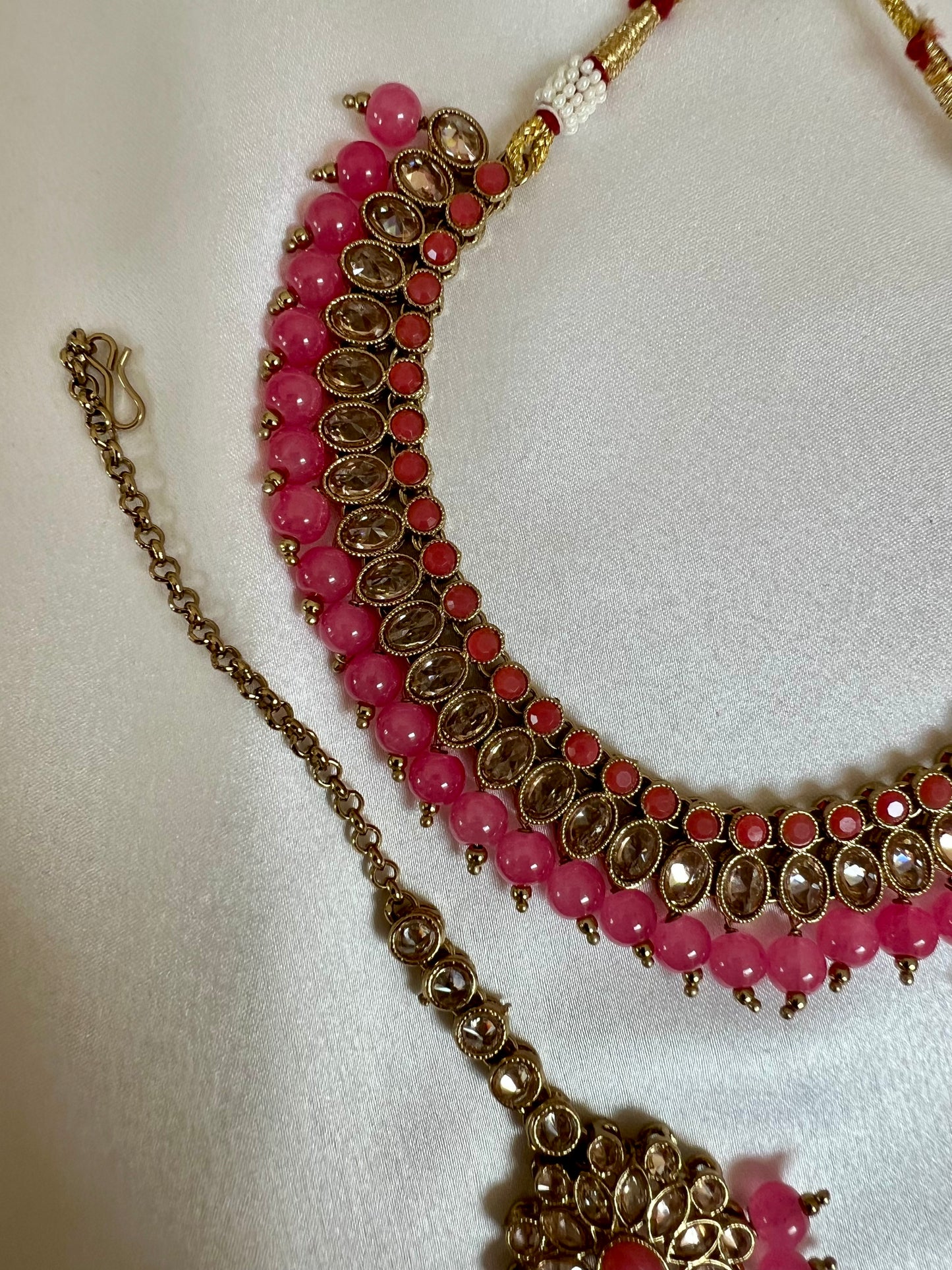 RAKSHITHA - Pink short mehndi plated necklace with matching earrings