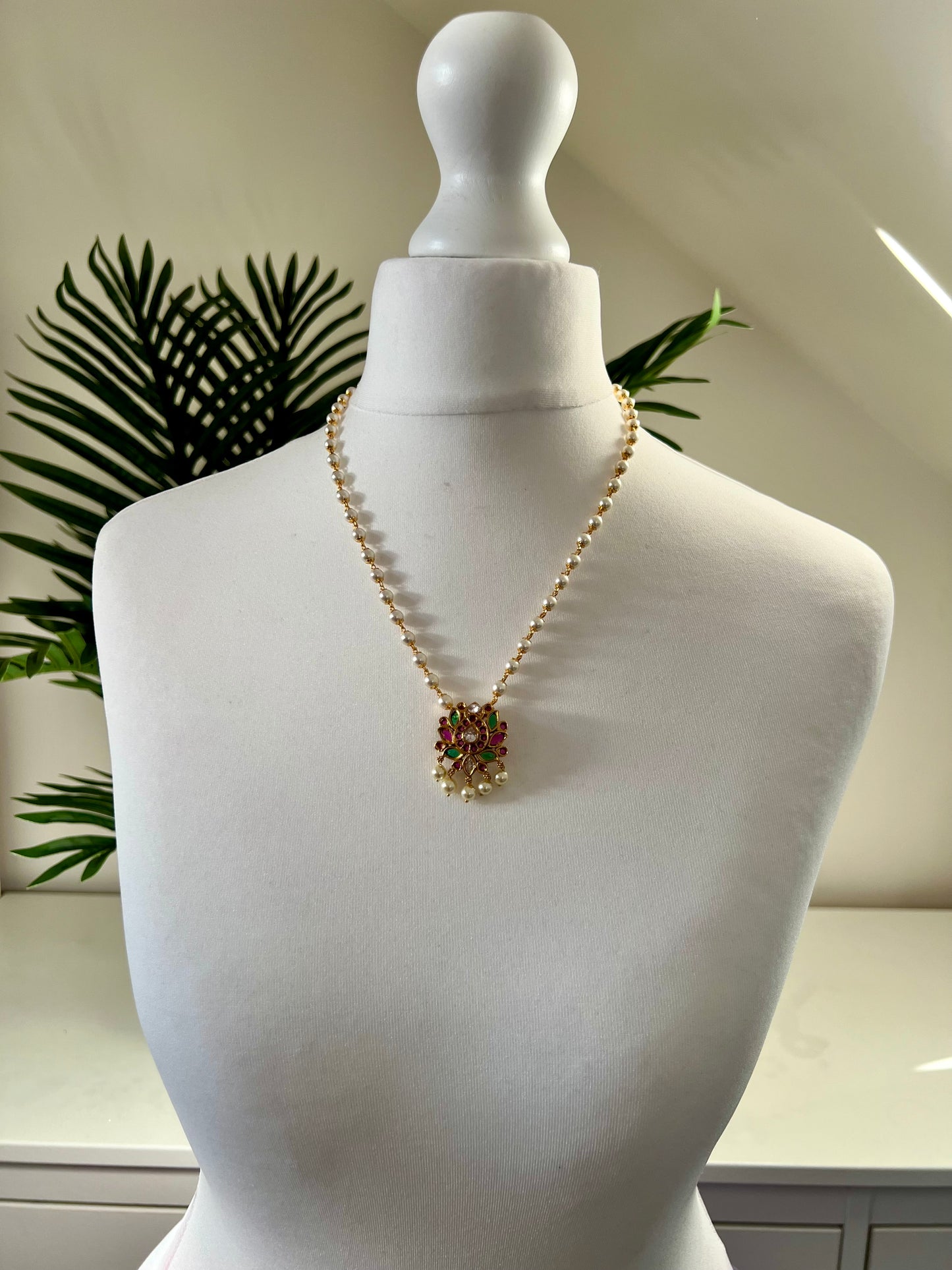 AVEENA - Short pearl lotus necklace in rubygreen with matching earrings N3015