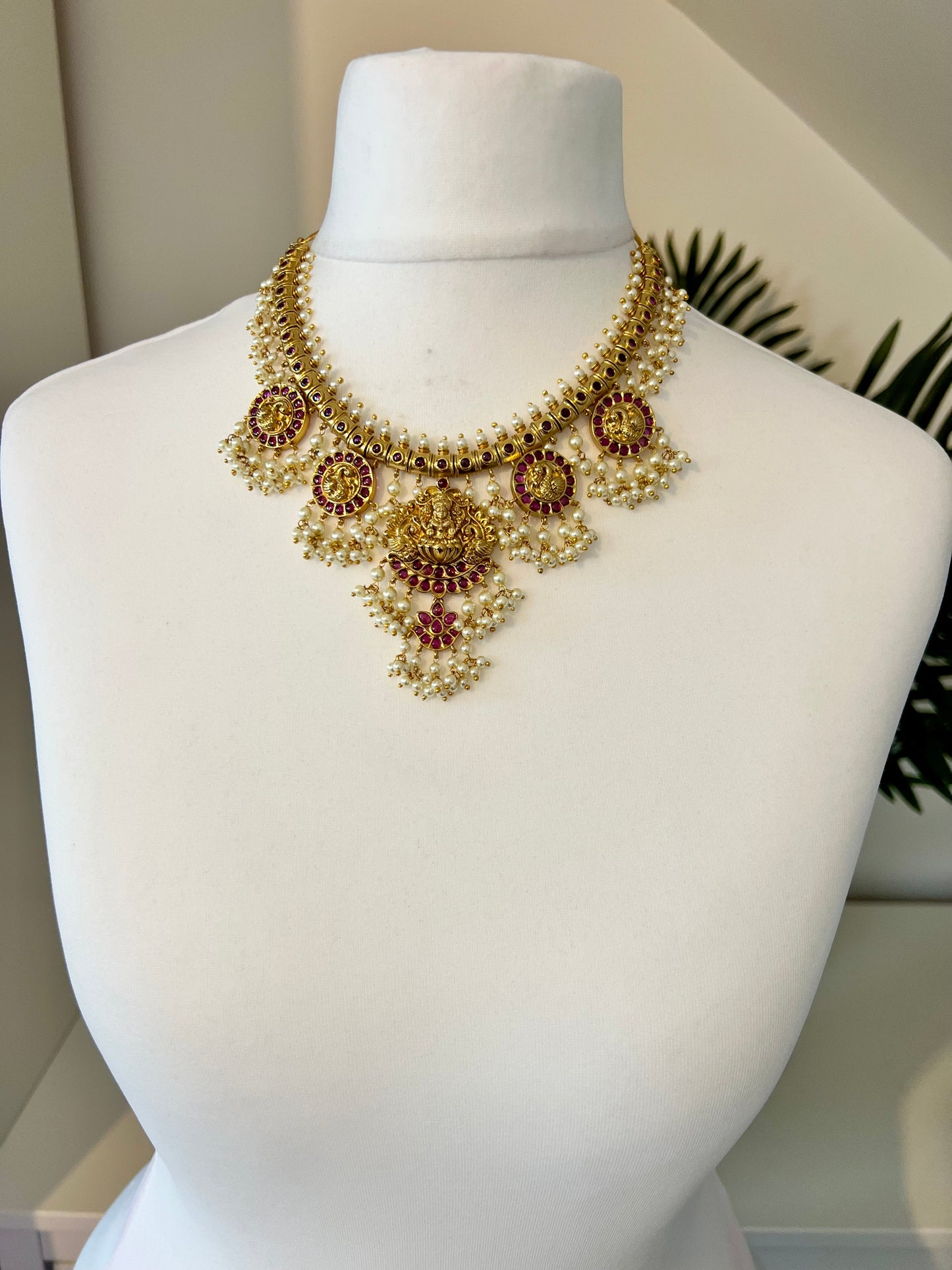 VINOTHINY - High neck temple pearl golden necklace in ruby with matching flat earrings N3193